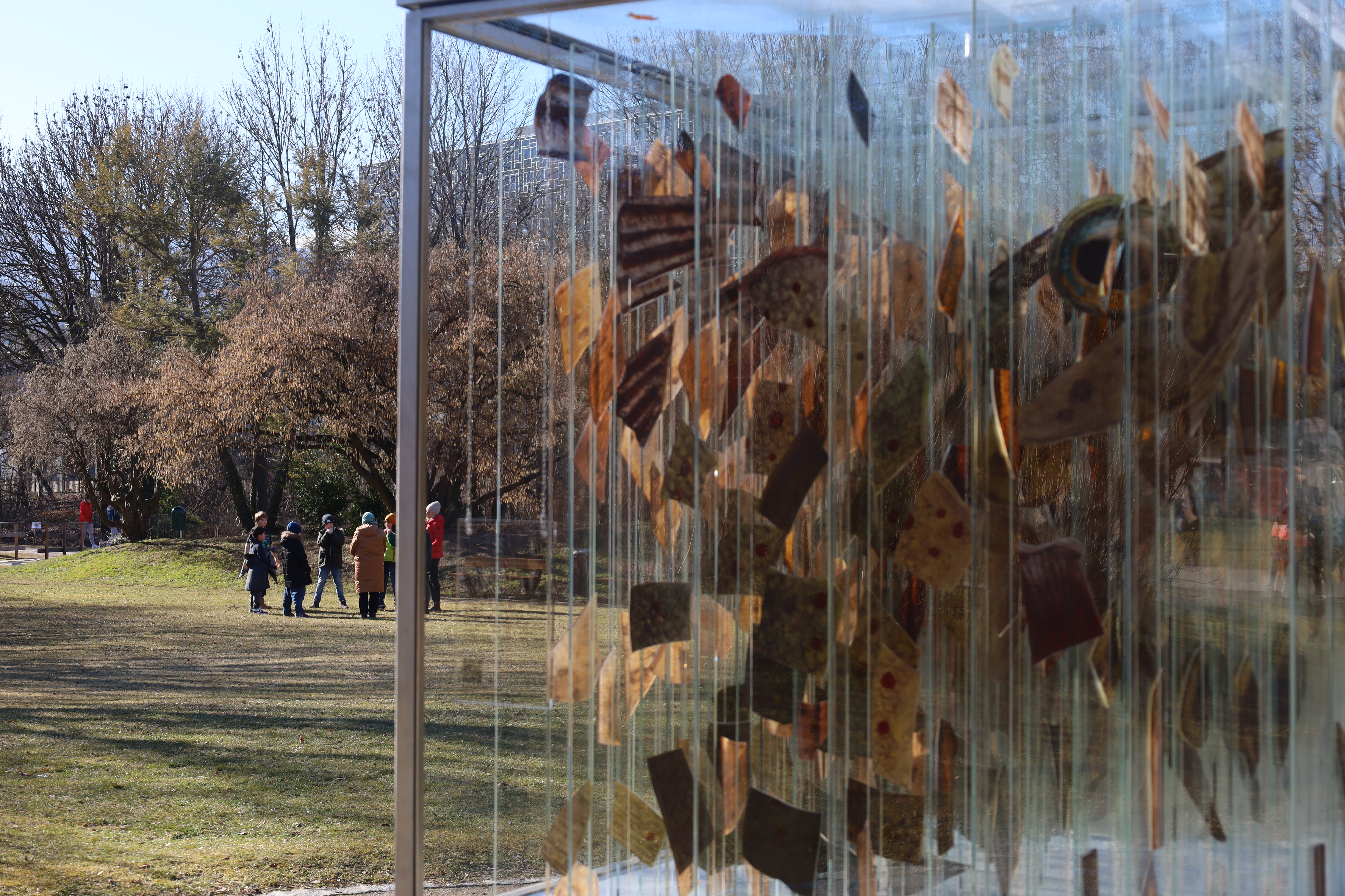 Im Rapoldipark trifft Kultur auf Natur: Aktuell ist hier die Kunstinstallation „Human Animal Binary“ von Thomas Medicus zusehen.
