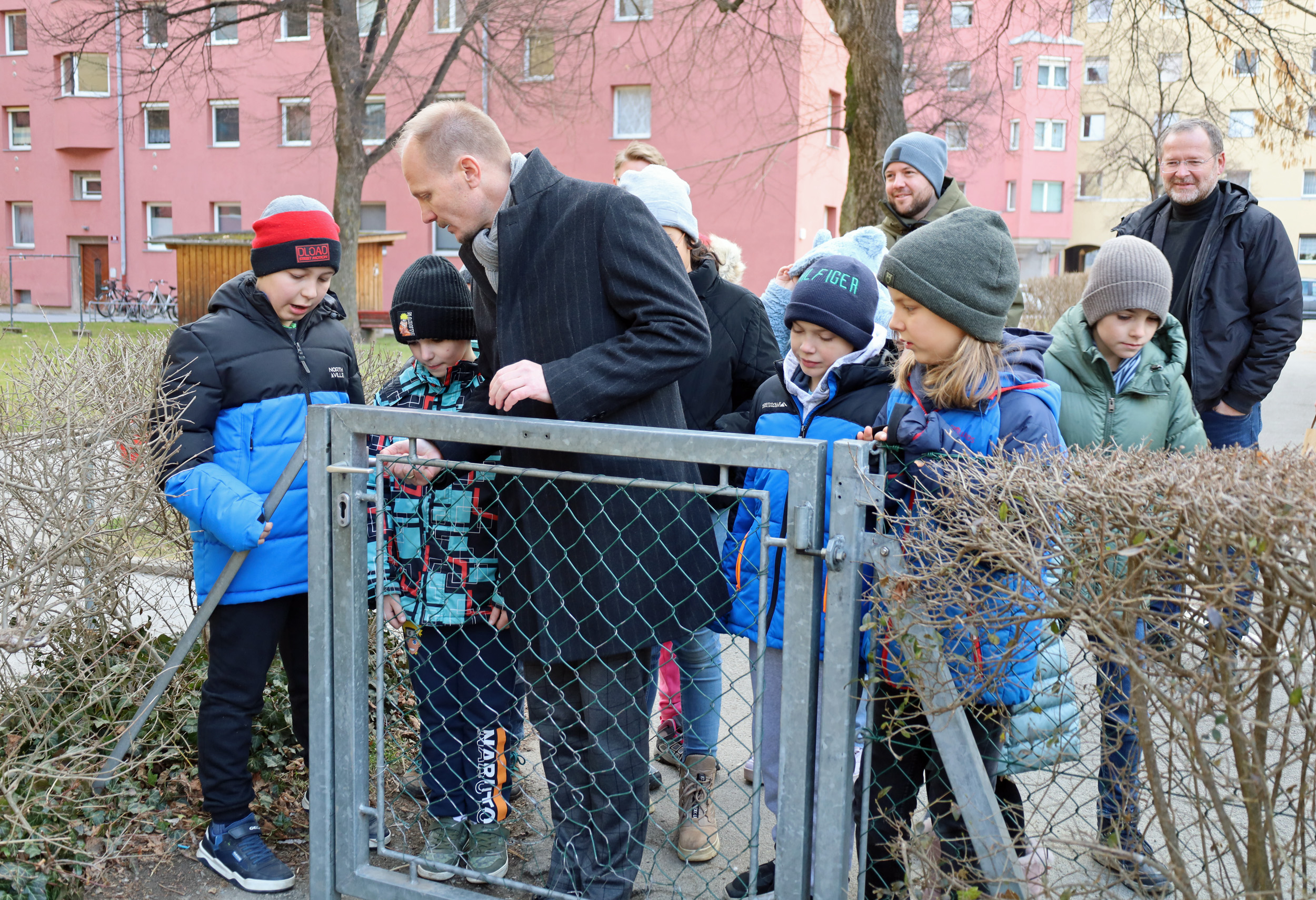 Für die Anliegen der SchülerInnen der Volksschule Franz-Fischer-Straße hatte Vizebürgermeister Johannes Anzengruber am Mittwochvormittag ein offenes Ohr. Gemeinsam mit Klaus Feistmantl, Amtsleiter für Allgemeine Sicherheit und Veranstaltungen, sowie einer Mitarbeiterin der Mobilen Überwachungsgruppe (MÜG) besichtigten sie den Verkehrserziehungsgarten in der Speckbacherstraße und versprachen Verbesserungen im Park wie die Reparatur eines quietschenden und klemmenden Gatters zum Spielplatz, eine nicht im Betrieb stehende Wasserleitung usw.