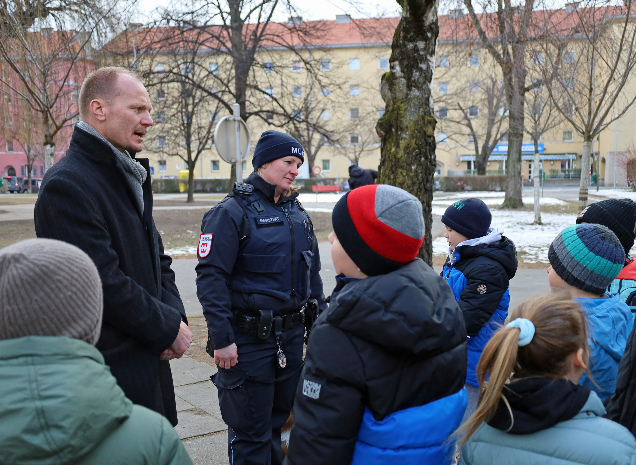 Für die Anliegen der SchülerInnen der Volksschule Franz-Fischer-Straße hatte Vizebürgermeister Johannes Anzengruber am Mittwochvormittag ein offenes Ohr. Gemeinsam mit Klaus Feistmantl, Amtsleiter für Allgemeine Sicherheit und Veranstaltungen, sowie einer Mitarbeiterin der Mobilen Überwachungsgruppe (MÜG) besichtigten sie den Verkehrserziehungsgarten in der Speckbacherstraße und versprachen Verbesserungen im Park wie die Reparatur eines quietschenden und klemmenden Gatters zum Spielplatz, eine nicht im Betrieb stehende Wasserleitung usw.