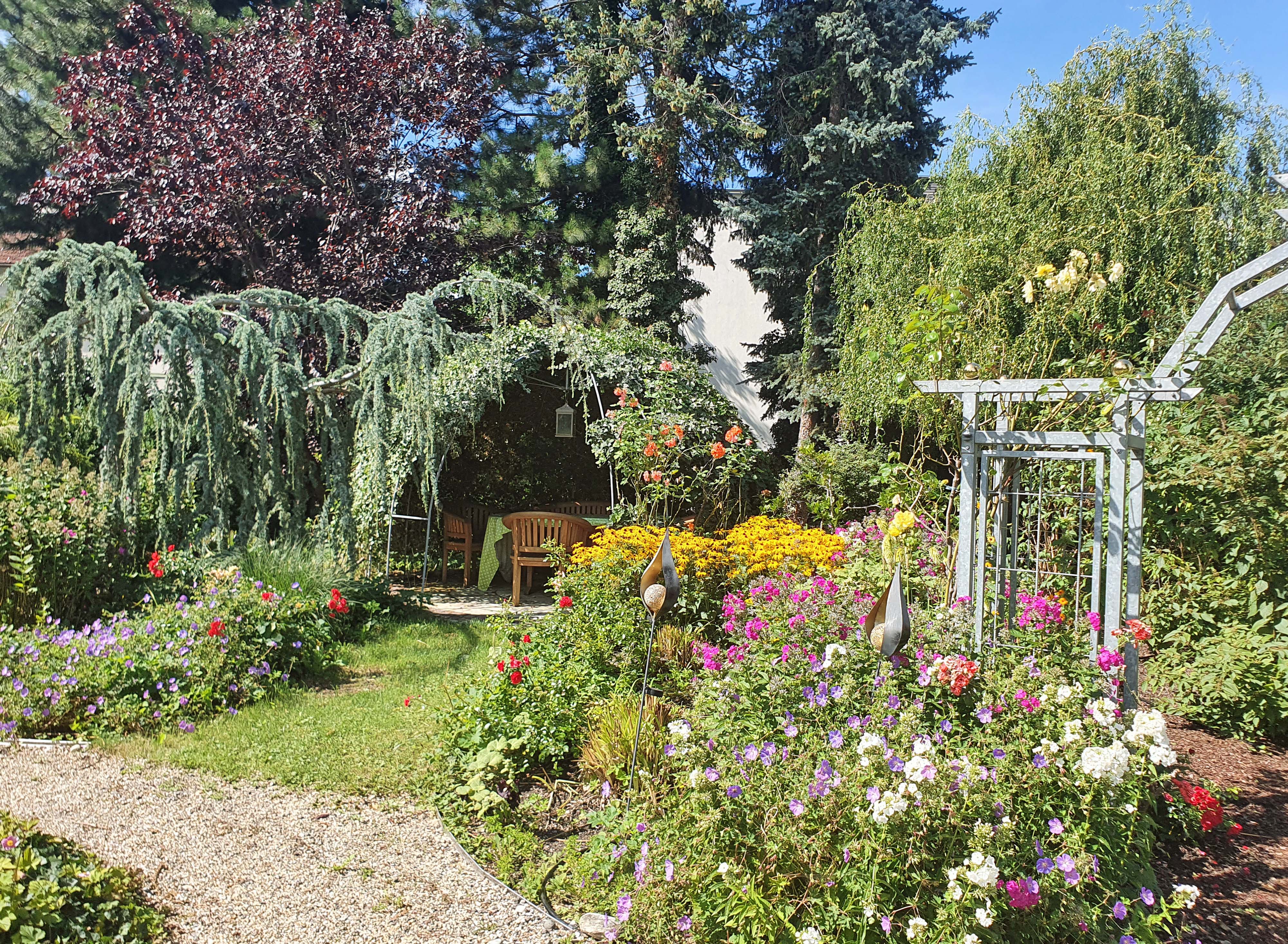 Beim Wettbewerb 2022 gibt es insgesamt 143 Auszeichnungen, darunter 90 Anerkennungen für Blumenschmuck und 53 für Gärten.