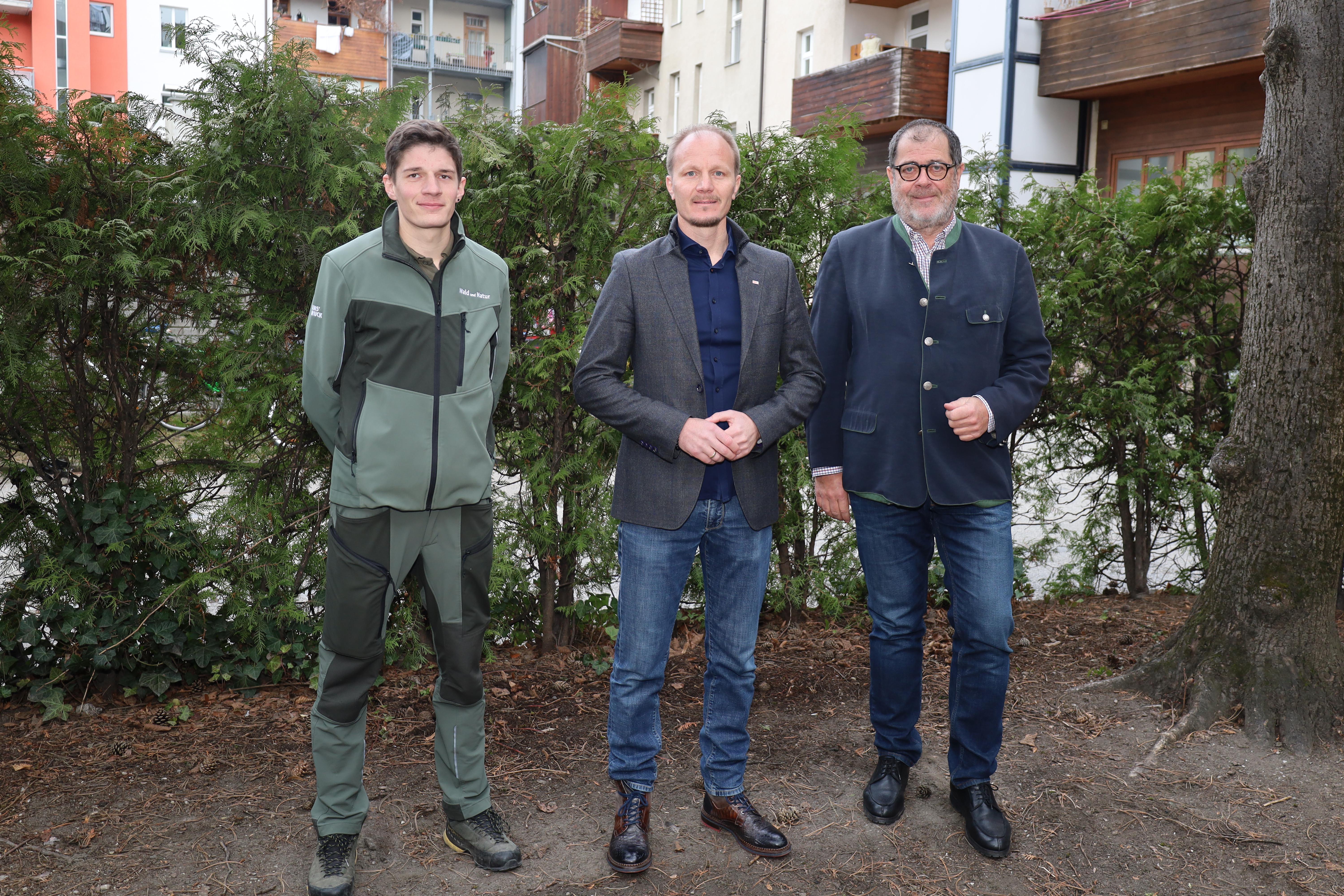 Vizebürgermeister Johannes Anzengruber, Amtsvorstand Andreas Wildauer (r.) und Referatsleiter Florian Jäger (l.) präsentierten im Rahmen einer Pressekonferenz den Jahresbericht 2022 des Amtes für Wald und Natur.