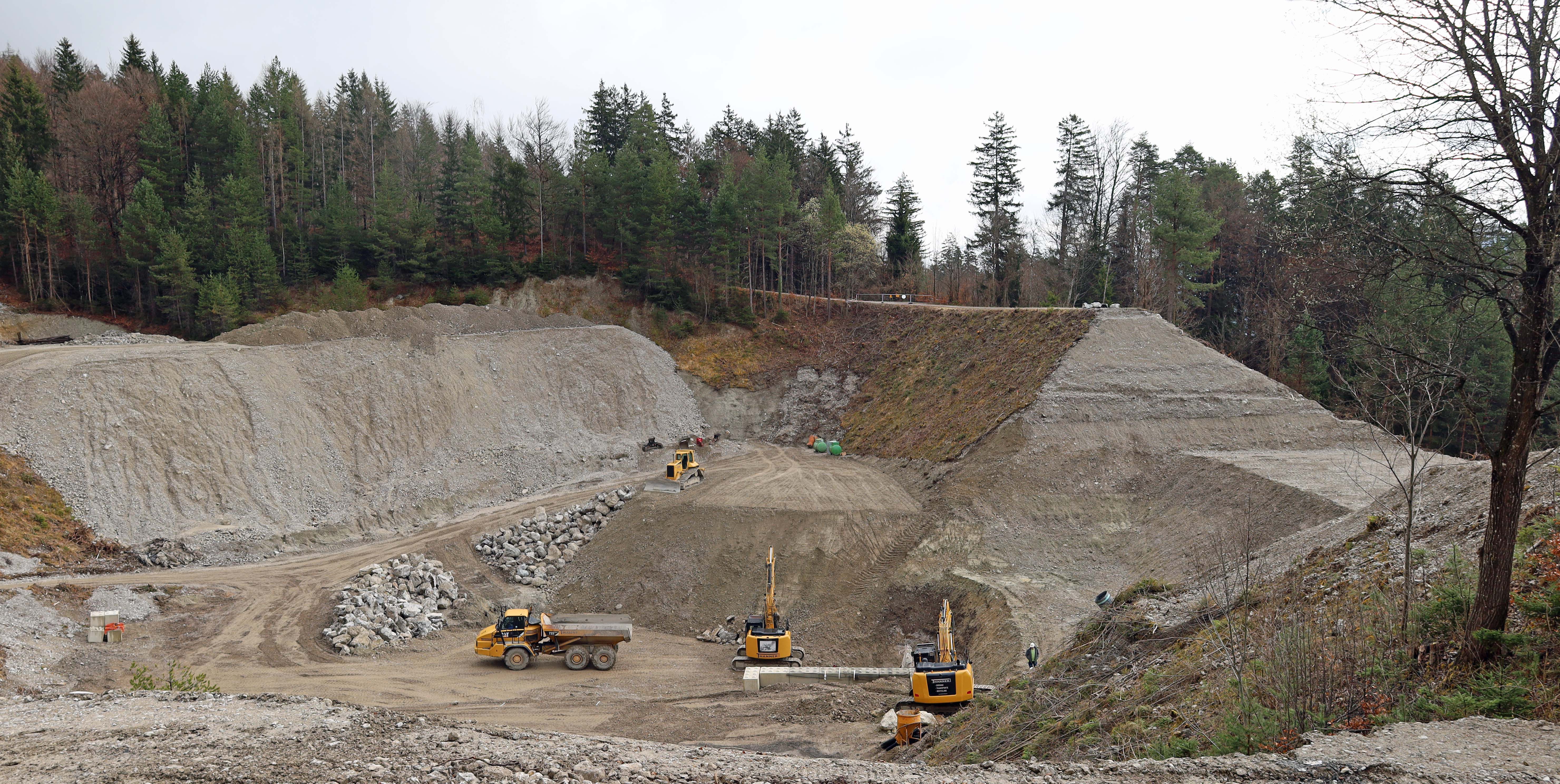 Im Rahmen des aktuellen Projektes wird die Standsicherheit und Schutzfunktionalität des mehr als 30 Jahre alten Lawinenauffangdamms erhöht.
