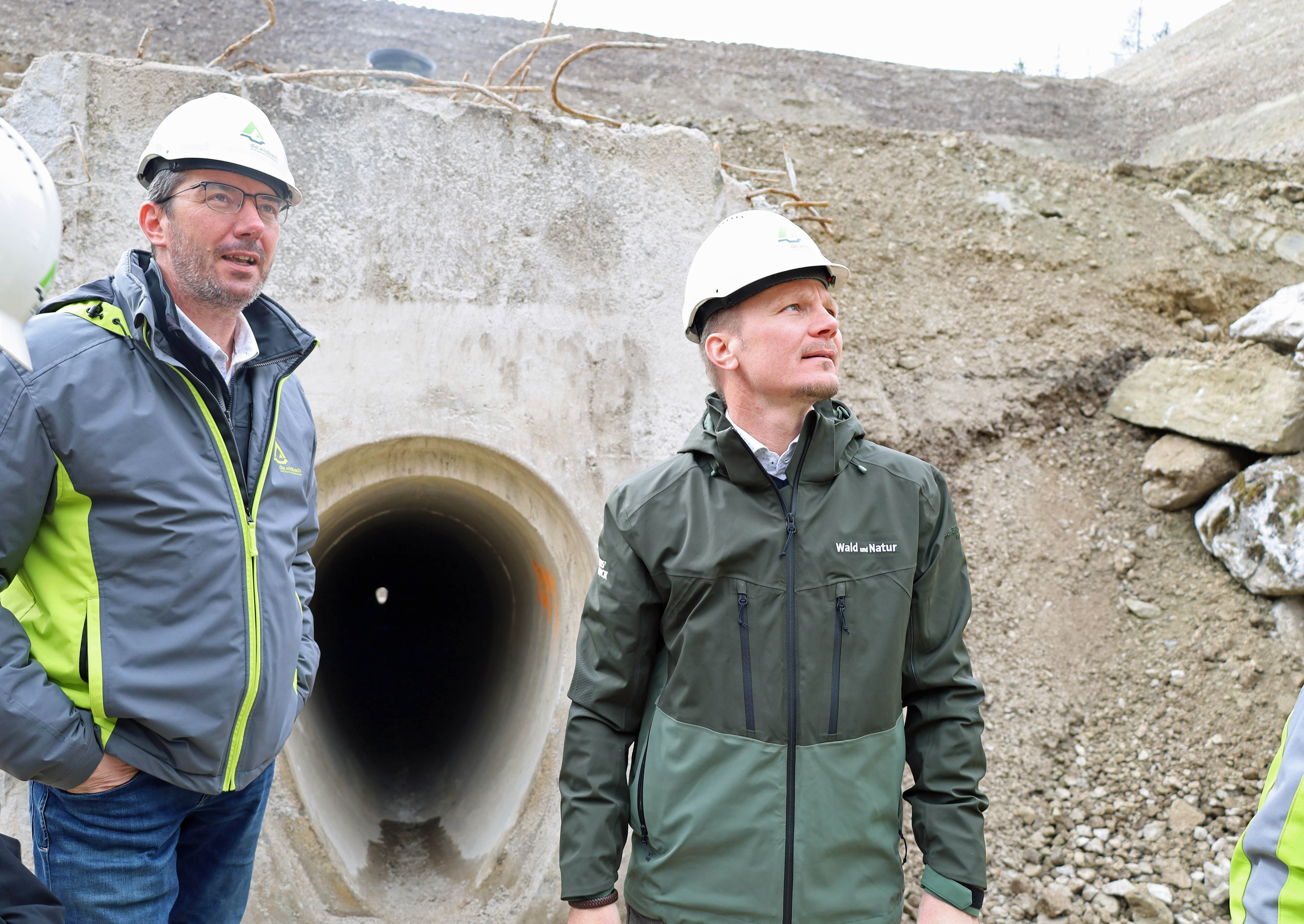 Vizebürgermeister Johannes Anzengruber (r.) und Sektionsleiter Gebhard Walter (l.) begutachten die Sanierungsarbeiten.