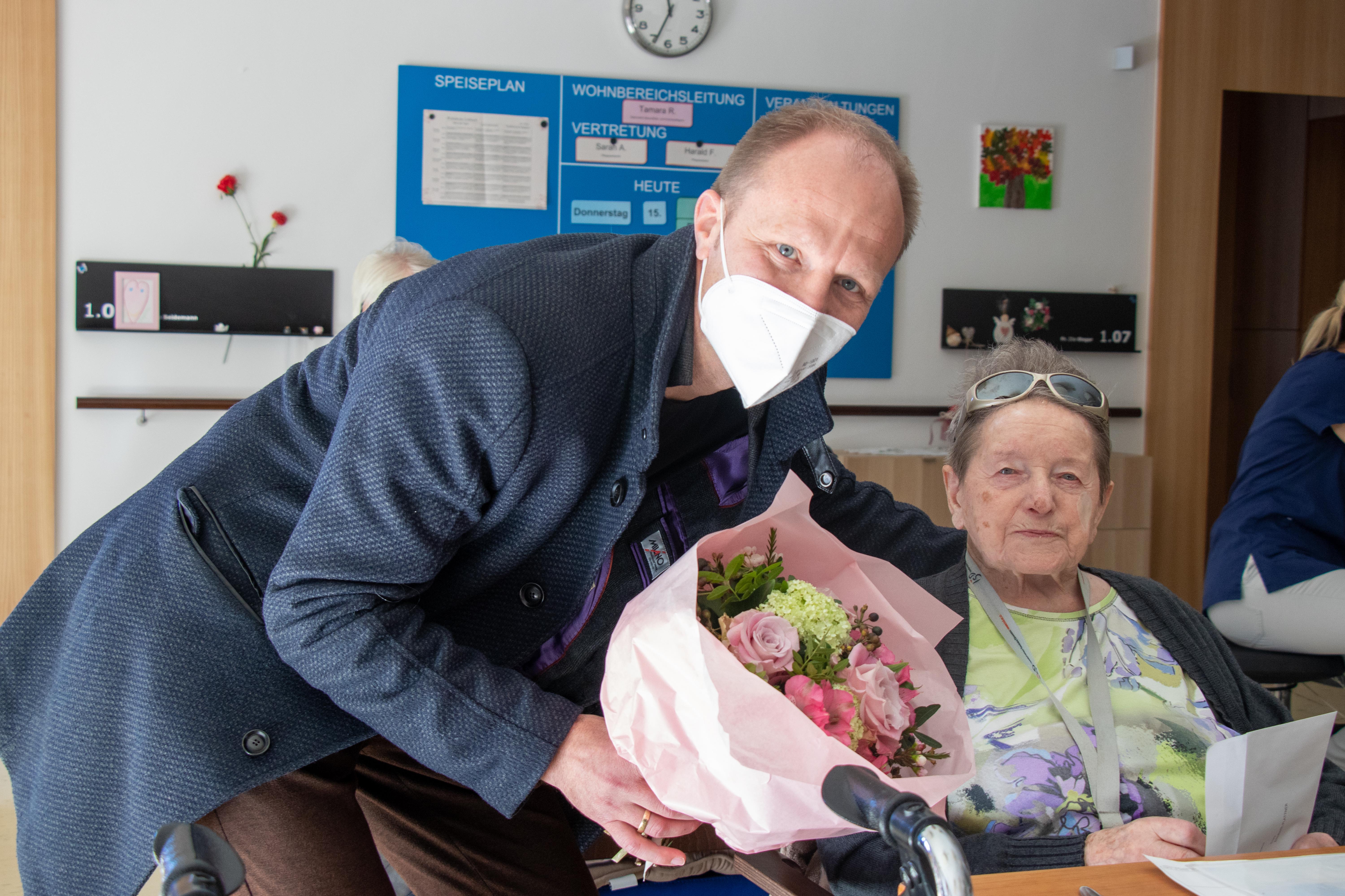 Vizebürgermeister Johannes Anzengruber beglückwünschte die Jubilarin Elisabeth Plattner.