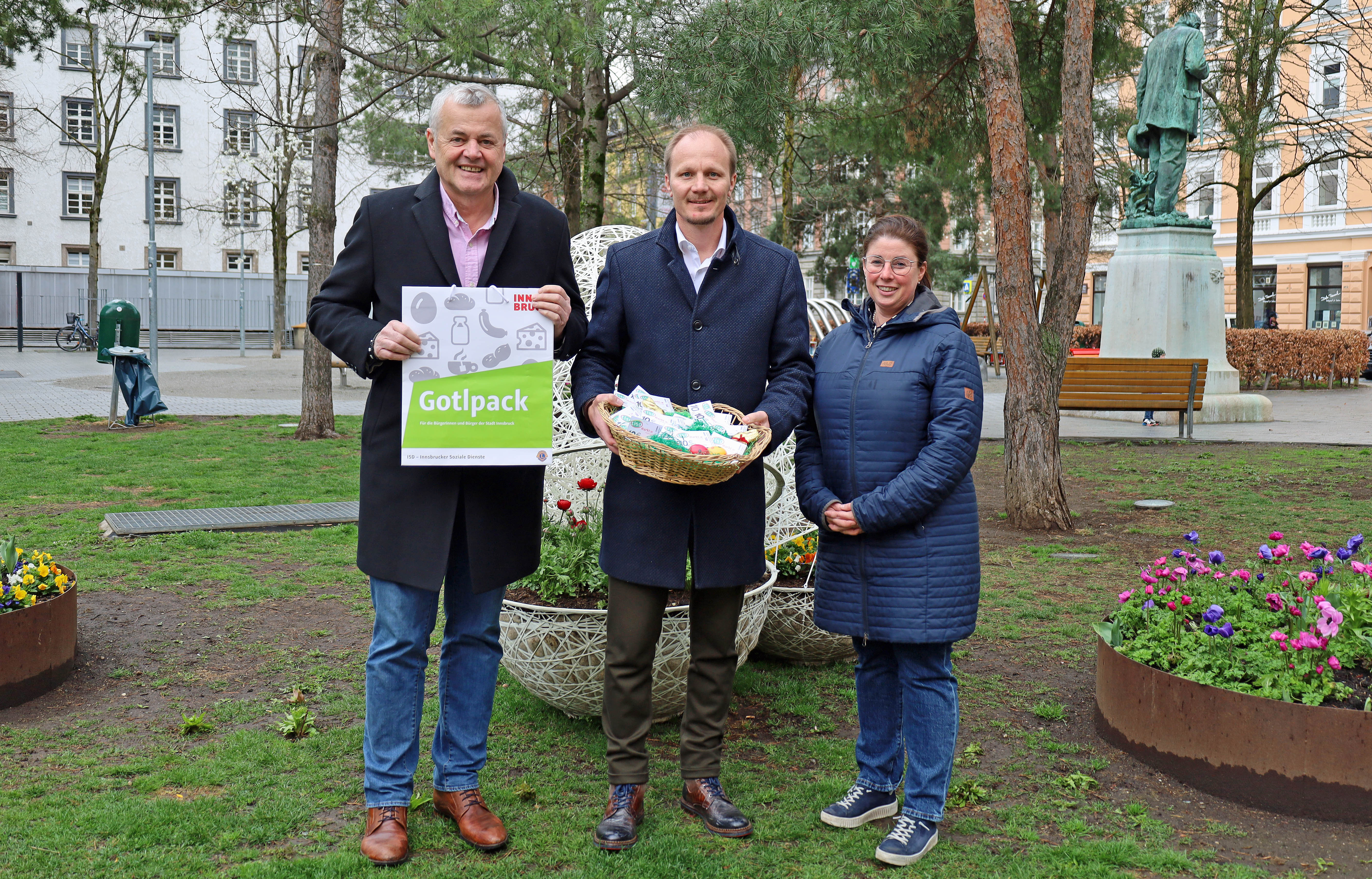 Vizebürgermeister Johannes Anzengruber (m.), ISD-Geschäftsführer Hubert Innerebner und Natalie Treitinger-Posch (ISD-Stadtteilarbeit) freuen sich über zahlreiche Lebensmittelspenden für bedürftige Haushalte.
