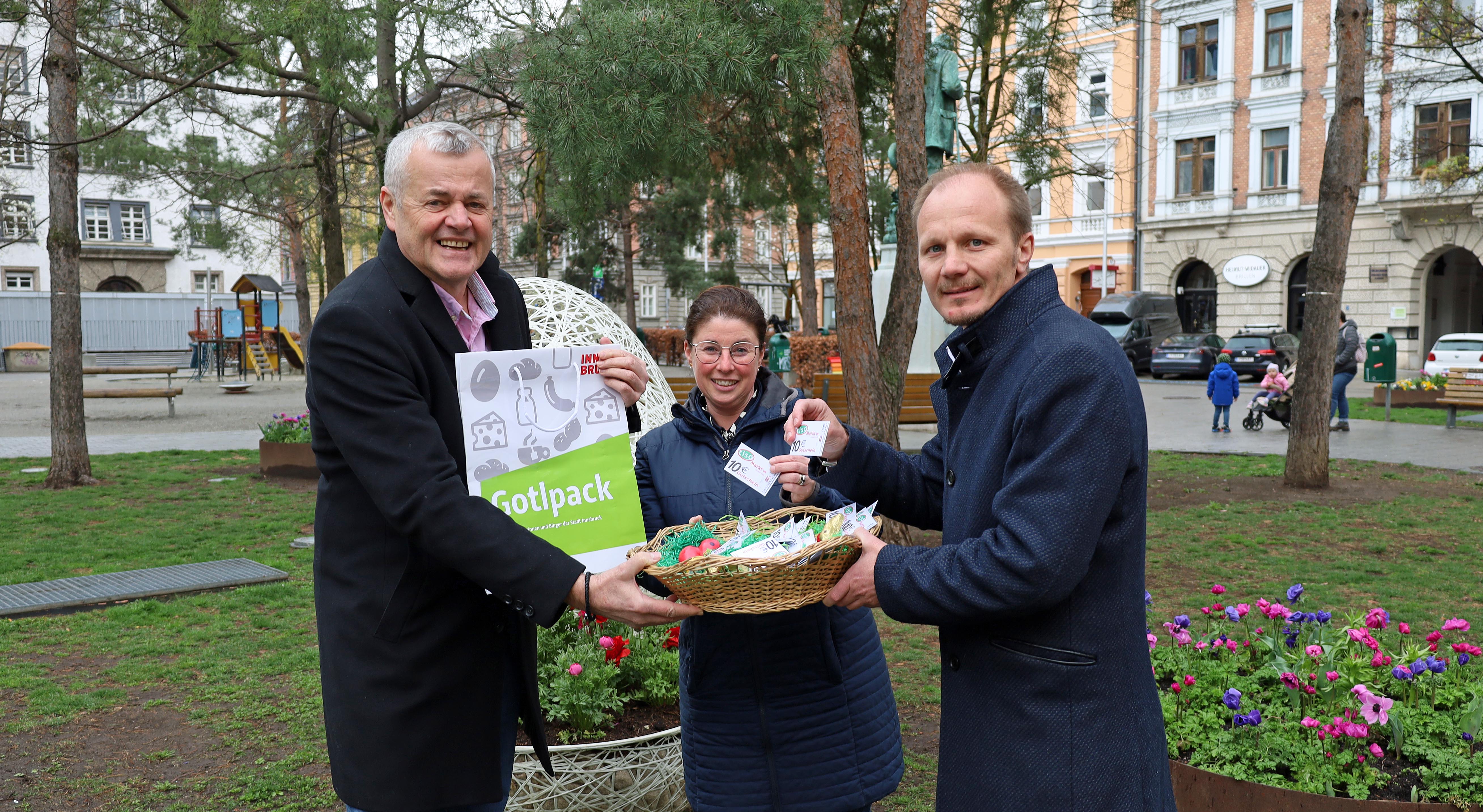 Die Pakete mit Lebensmittelspenden sowie Gutscheinen für den Tiroler Sozialmarkt werden am Gründonnerstag verteilt.