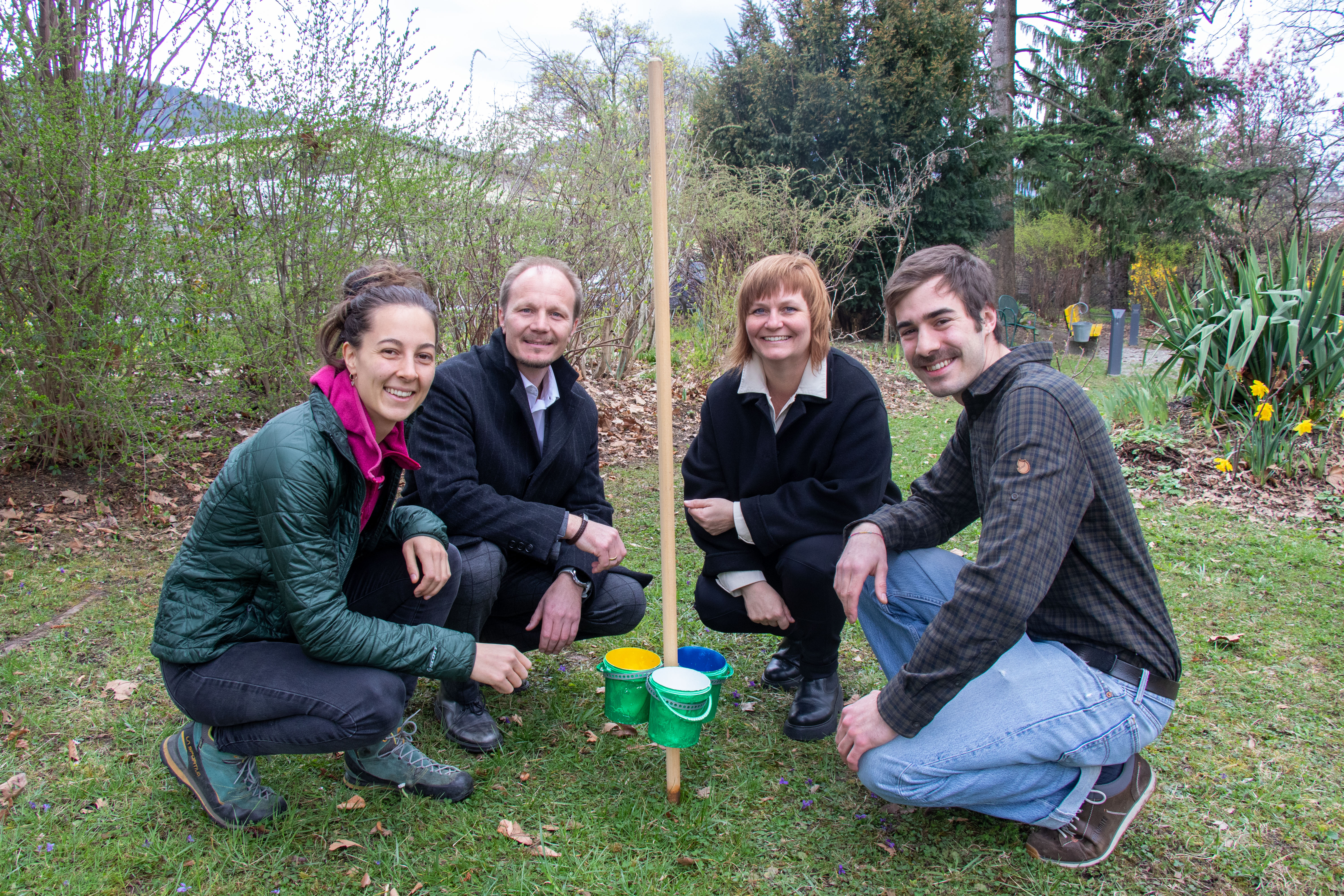 Vizebürgermeister Johannes Anzengruber (2.v.l.), Gemeinderätin Renate Krammer-Stark (2.v.r.), Wildtierbeauftragter Thomas Klestil (r.) und Pauline Bühler (Universität Innsbruck) freuen sich über den Start der Projektstudie.