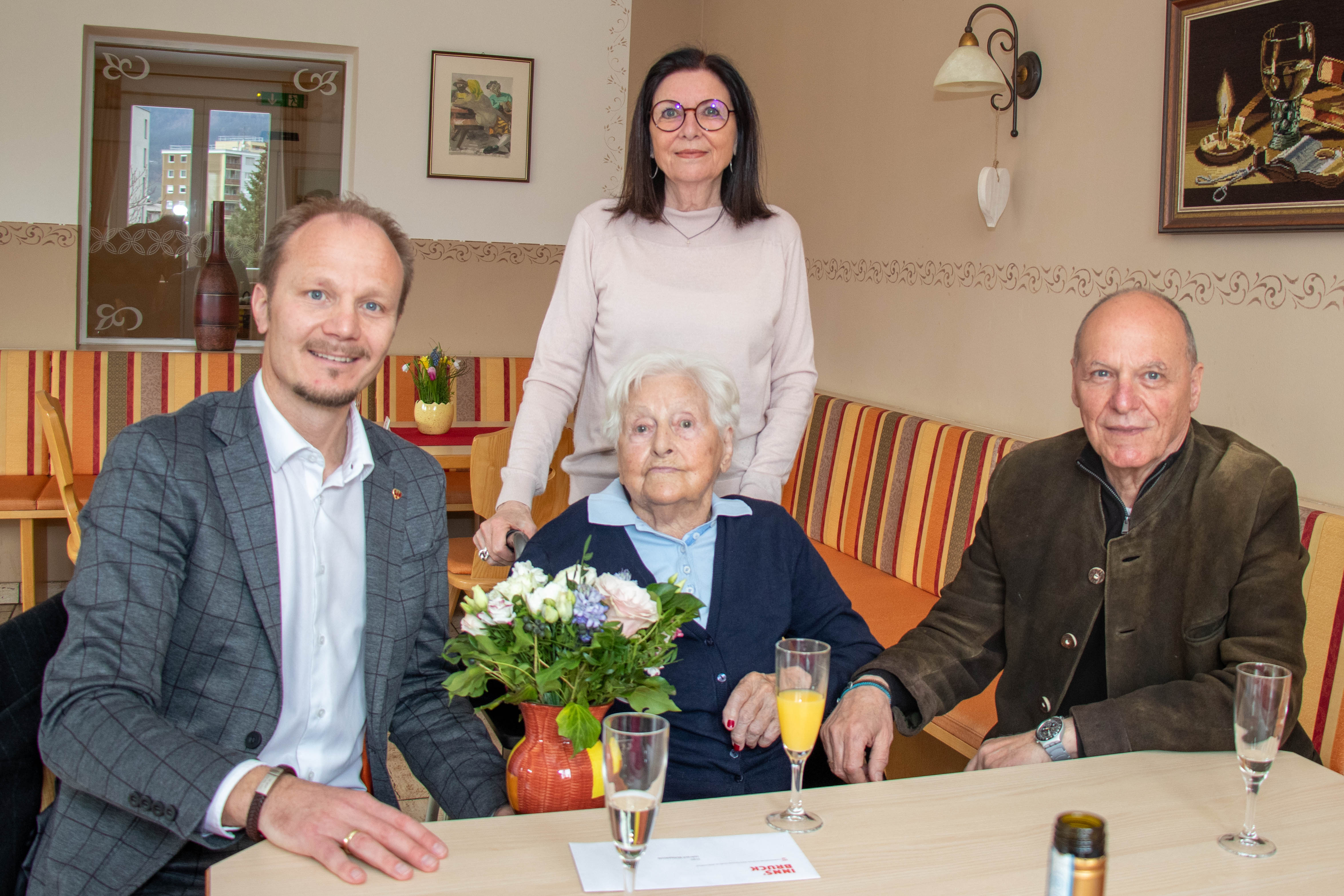Vizebürgermeister Johannes Anzengruber (l.), die Jubilarin Hiltraut Bernardin sowie Tochter Marion Bernardin und Sohn Wolfgang Bernardin (r.). © M. Freinhofer
