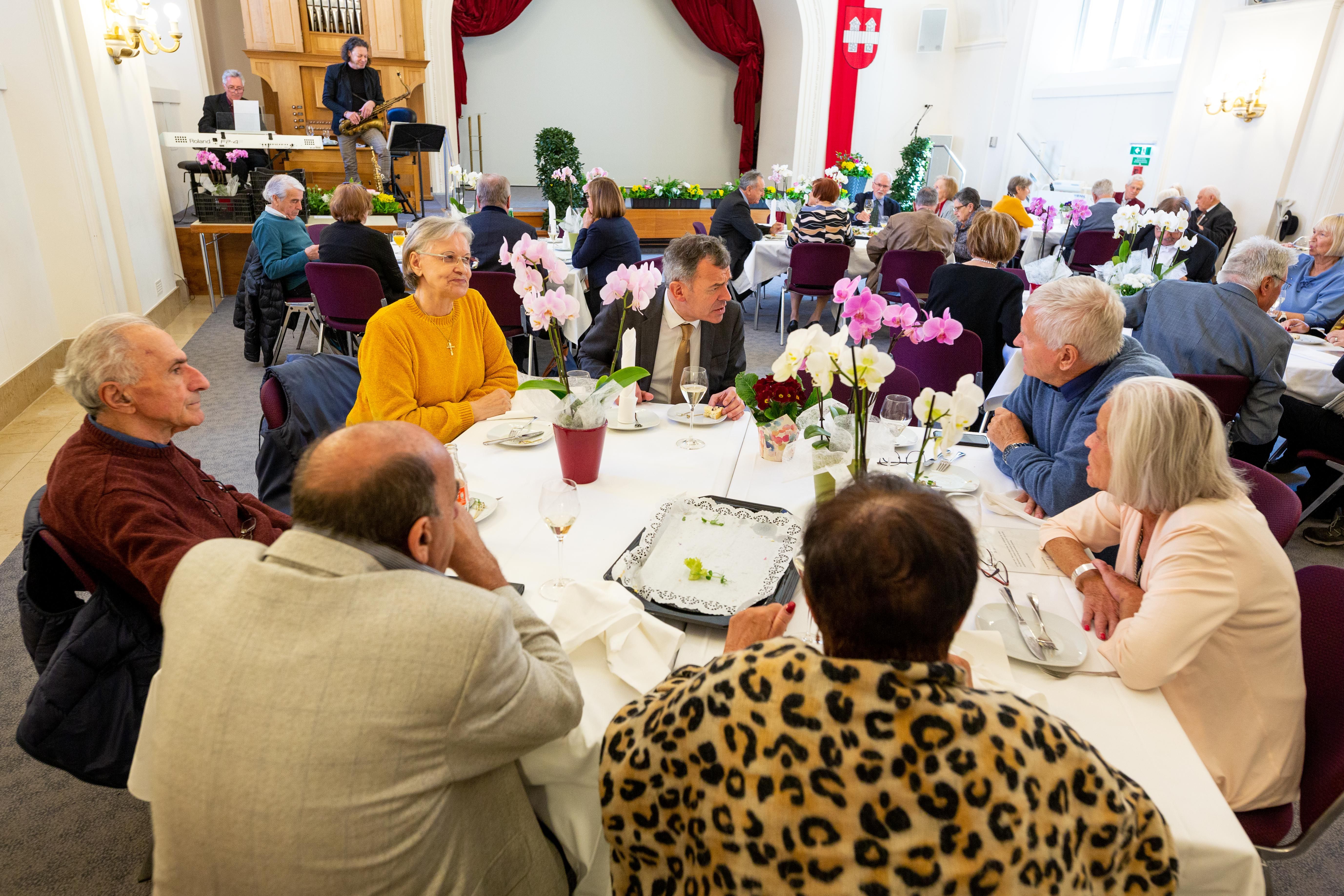 Bürgermeister Georg Willi feierte mit insgesamt 20 Jubiläumspaaren in den Ursulinensälen.