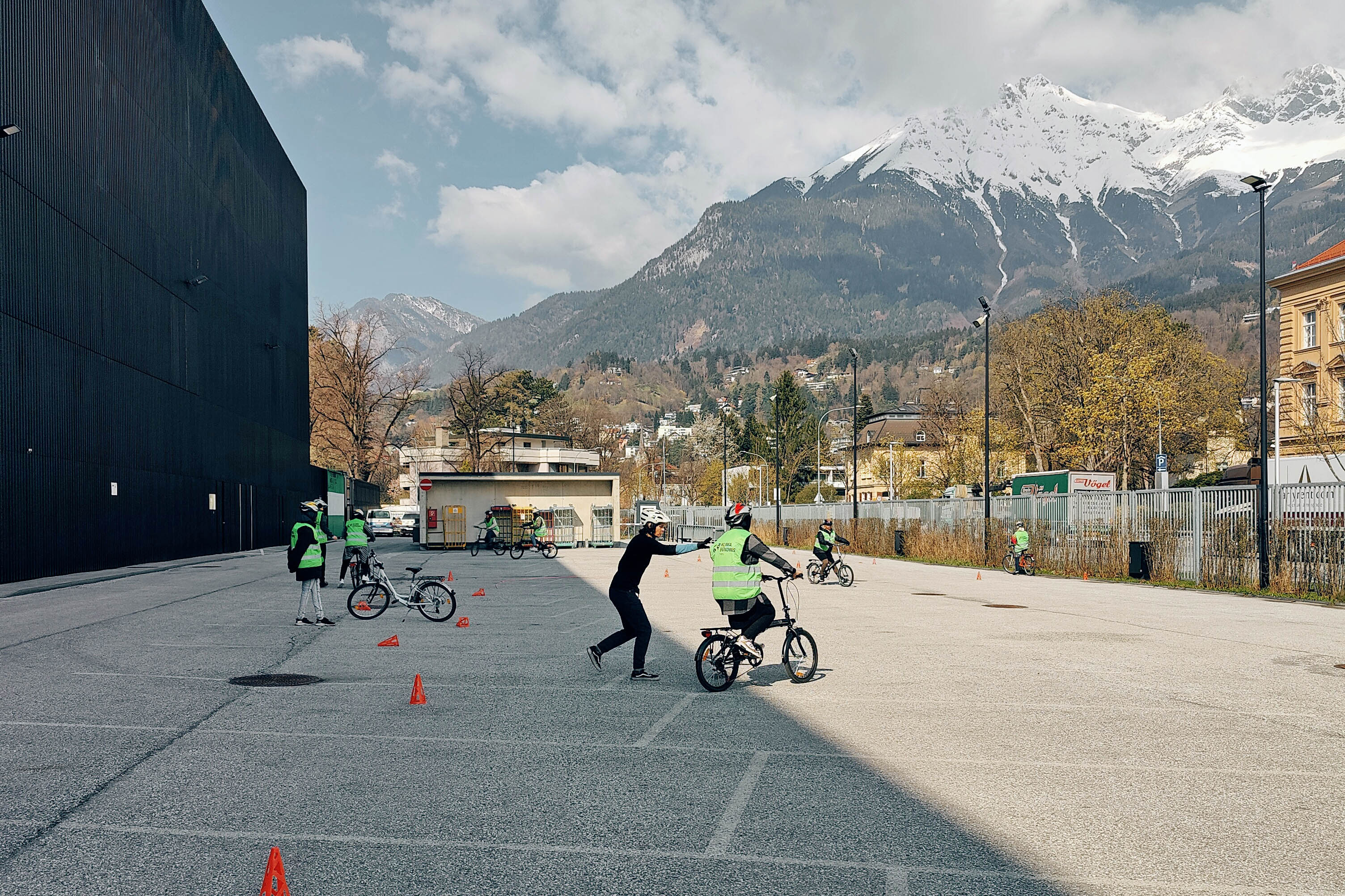 Rad-Trainerin Isabella steht den Teilnehmerinnen unterstützend zur Seite.