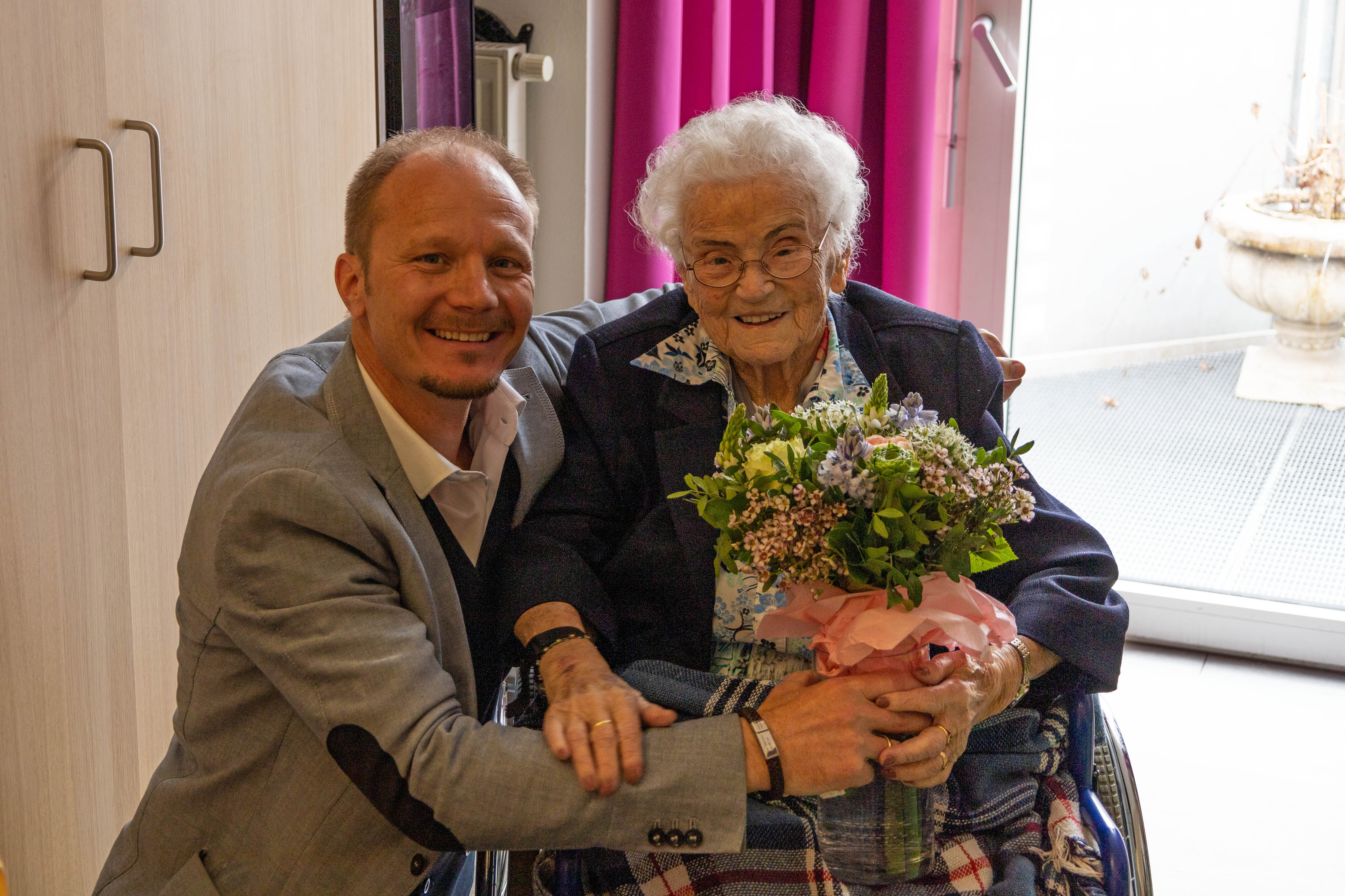 Vizebürgermeister Johannes Anzengruber beglückwünschte Apollonia Pernlochner zum Ehrentag.