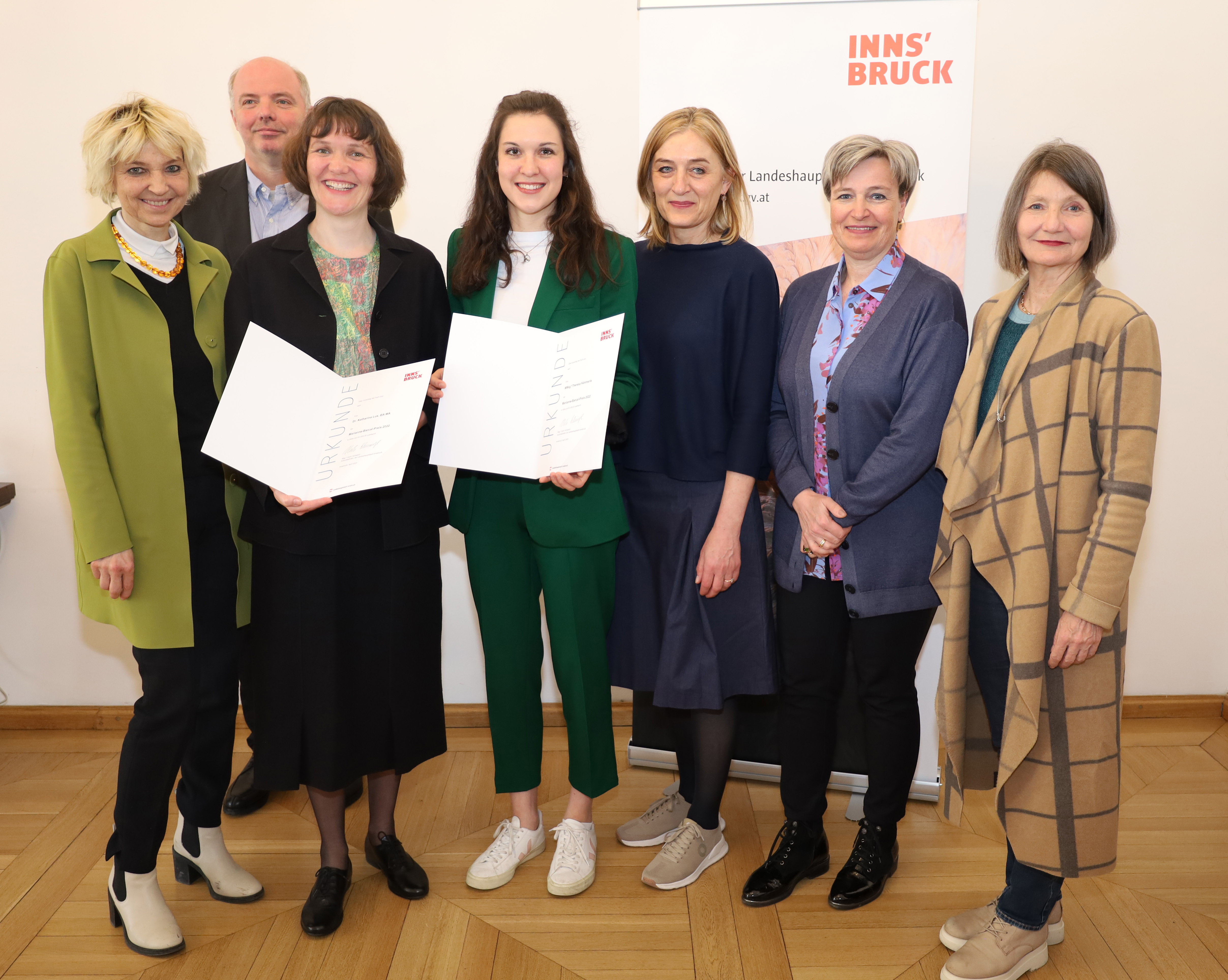Die Preisträgerinnen Katharina Lux und Theresa Hämmerle mit (v.r.) Kulturstadträtin Uschi Schwarzl und den Jurymitgliedern Birgit Neu (MA V), Ingrid Böhler (LFU) und Lukas Morscher (Leiter Stadtarchiv/Stadtmuseum) und Julia Hörmann (LFU).