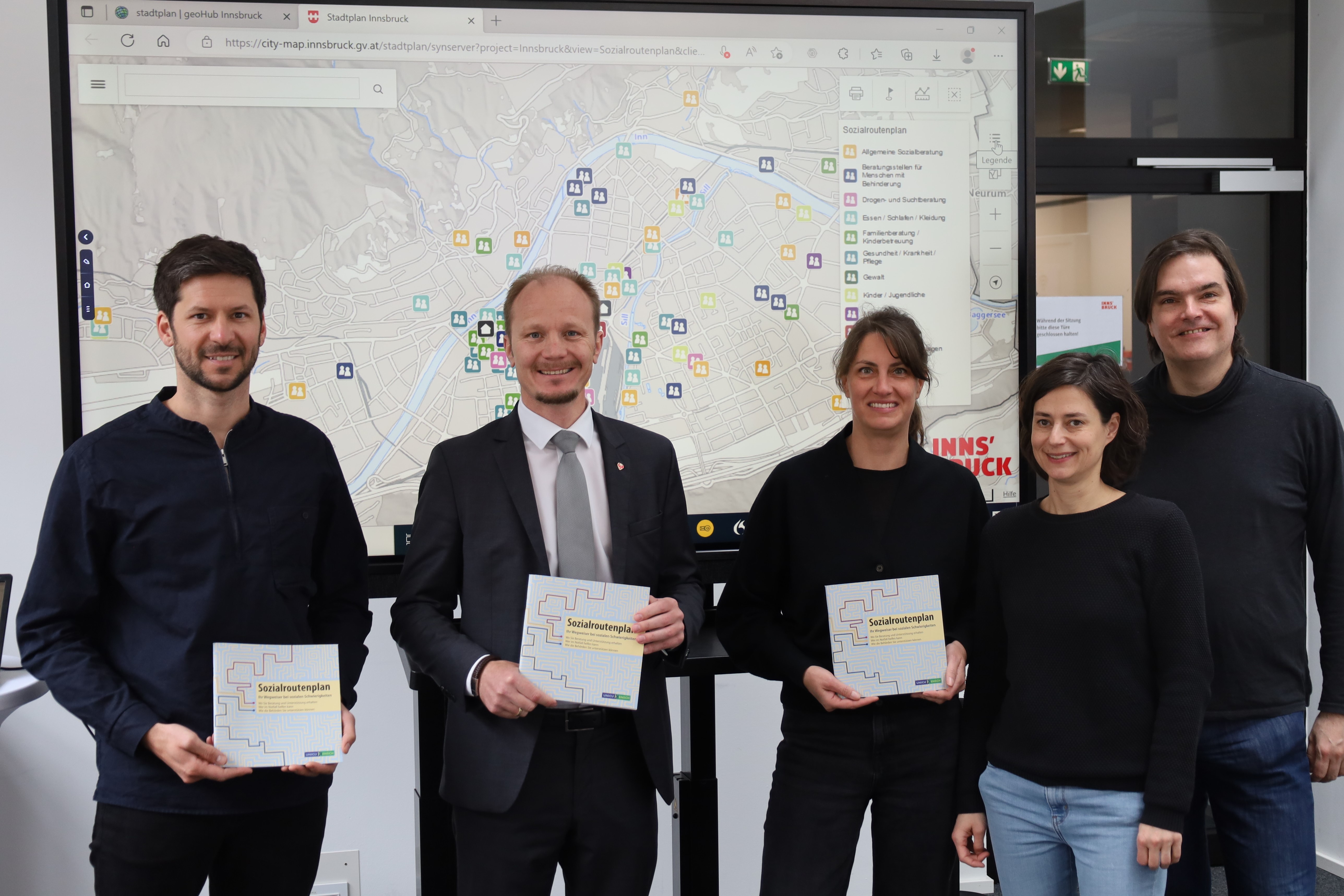 Präsentierten den digitalen Sozialroutenplan: Emanuel Pixner (GIS), Sozialreferent Vizebürgermeister Johannes Anzengruber, Jenny Illing (Koordinatorin des Sozialroutenplans), Teresa Waas und Andreas Exenberger (beide unicum:mensch).