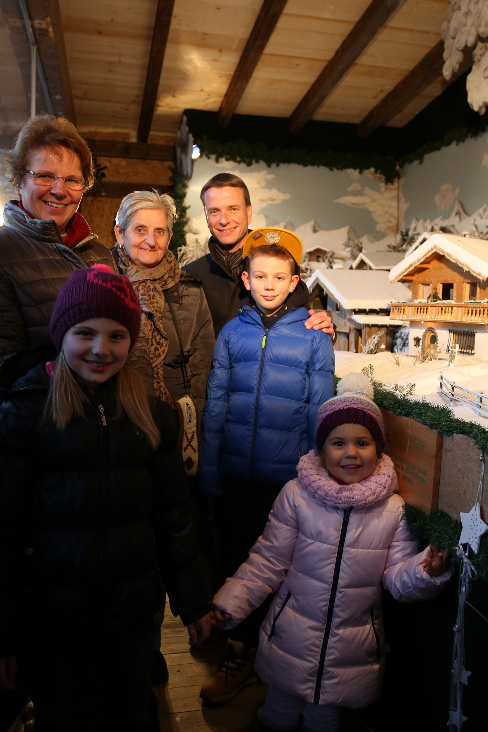 Lea und Marie durften heuer gemeinsam mit Gemeinderätin Herlinde Keuschnigg, Frau Jaufenthaler, Vizebürgermeister Christoph Kaufmann und dessen Sohn Lukas die Krippe das erste Mal im Advent 2014 in Betrieb nehmen.