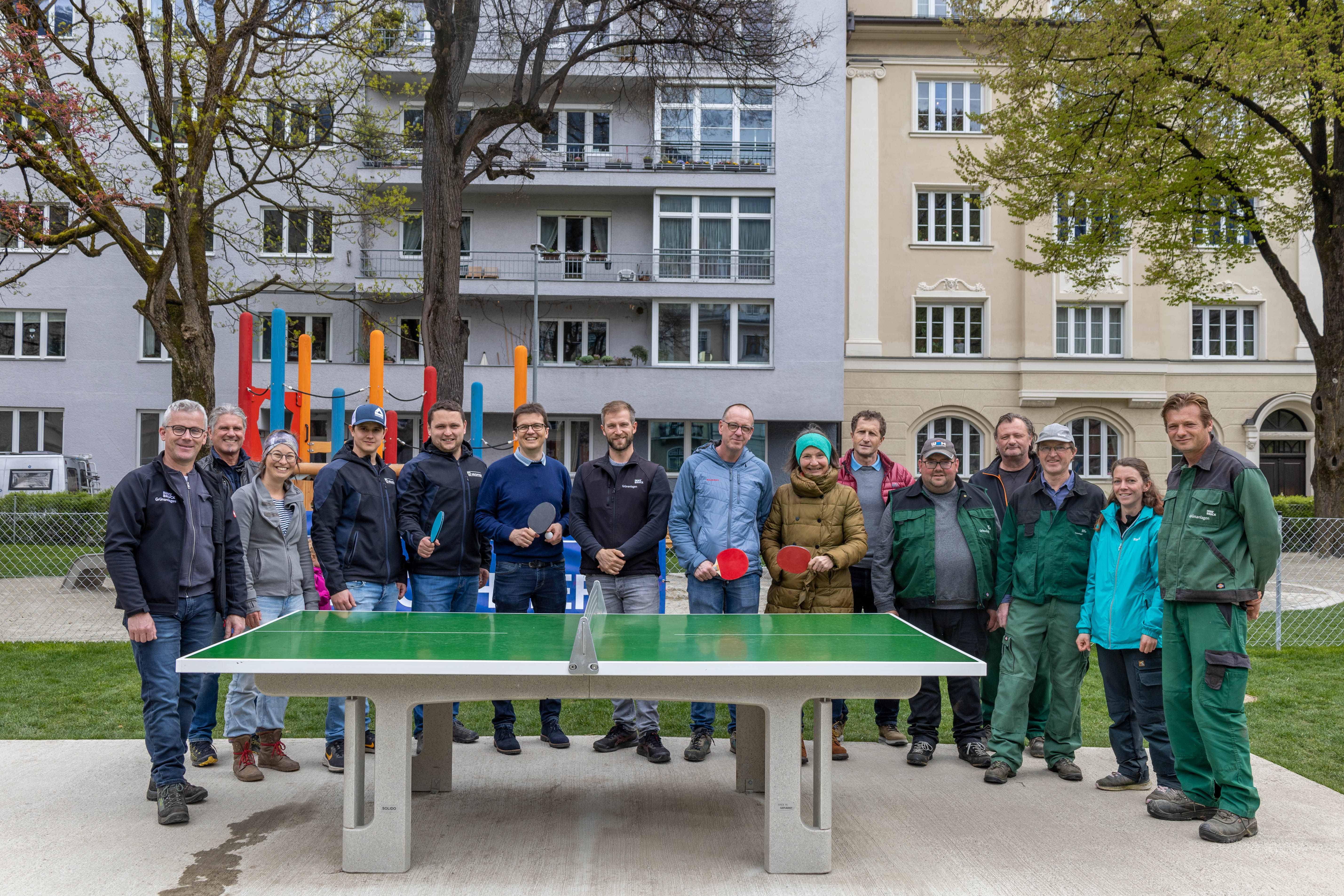 Der Umbau und die Sanierung der Spiel- und Erholungsfläche am Haydnplatz wurde mit einem Eröffnungsfest abgeschlossen. Im Innsbrucker Stadtteil Saggen steht den Menschen wieder eine grüne Oase mit neuen Spielgeräten und Sitzmöglichkeiten zur Verfügung. Darüber freuen sich auch die zuständige Stadträtin Uschi Schwarzl (7. v. r.) sowie (v. l. n. r.) Michael Gapp, Referatsleiter Stefan Engele (beide Referat Grünanlagen - Pflege und Service), Lisa Stöllnberger (Planung und Bau), Michael Jank (5. v. r., Bauleiter, Firma Hochtief), Referatsleiter Markus Pinter, Riccardo Leuschel (beide (Referat Planung und Bau), Robert Mair (Pflege und Service) und der Amtsleiter für Grünanlagen, Thomas Klingler und sein Team.