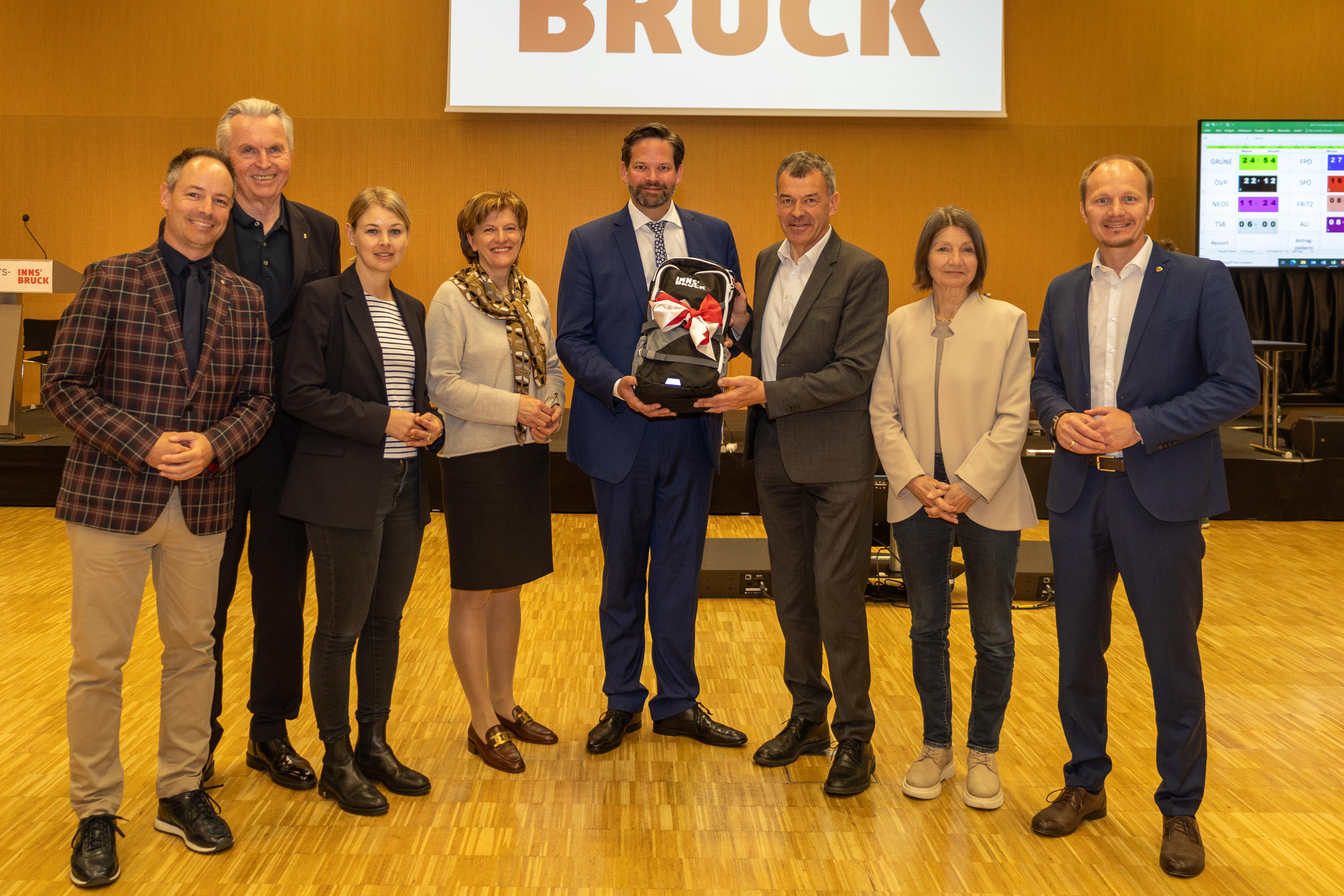 MdEP Lukas Mandl (5. v.l.) bekam von Bürgermeister Georg Willi (3. v.r.), Vizebürgermeister Markus Lassenberger, Stadtrat Rudi Federspiel, Stadträtin Elisabeth Mayr, Stadträtin Christine Oppitz-Plörer, Stadträtin Uschi Schwarzl und Vizebürgermeister Johannes Anzengruber (v.l.) als Dankeschön einen Innsbruck-Rucksack überreicht.