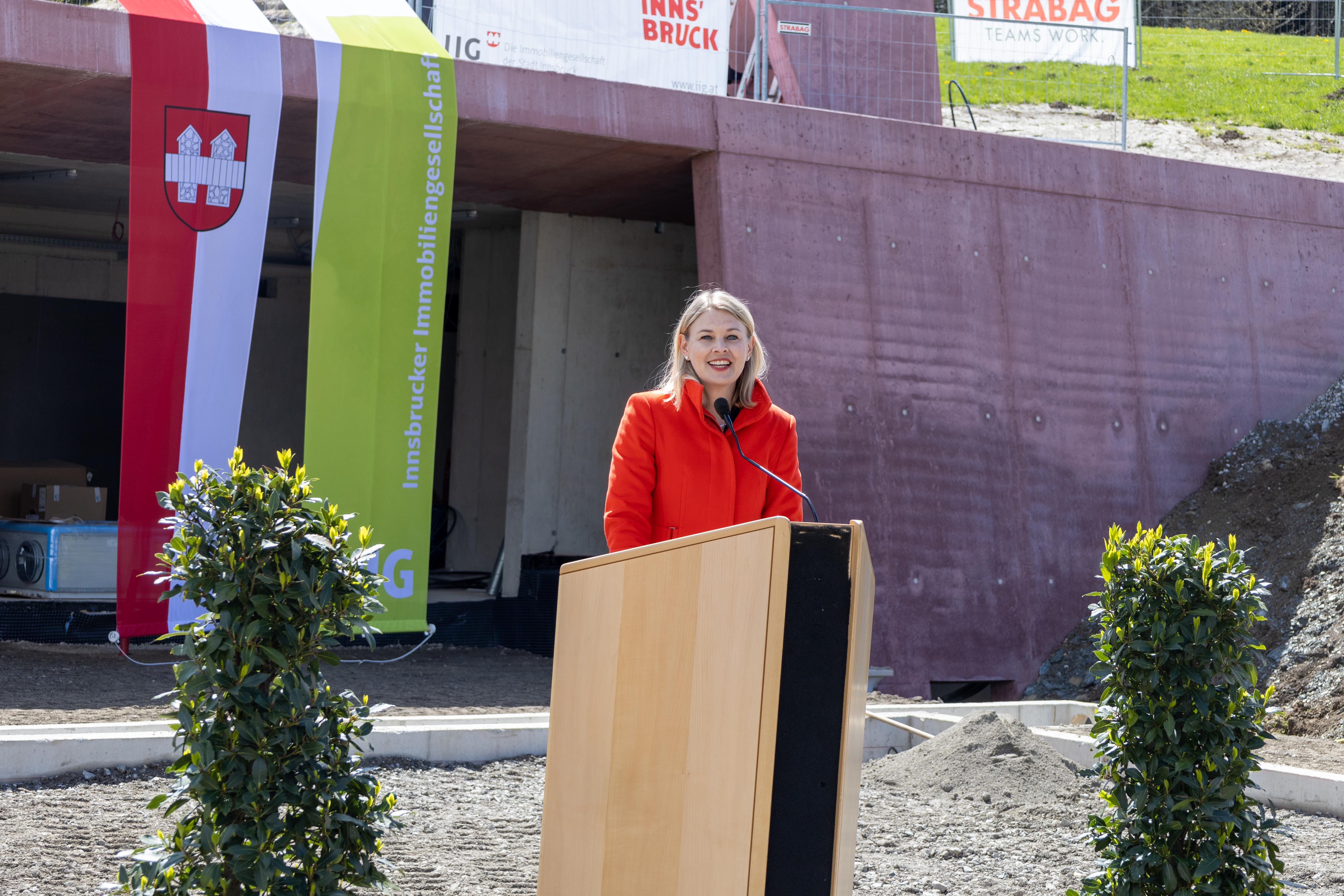 Sportstadträtin Elisabeth Mayr zeigte sich von der Kulisse, eingebettet zwischen Patscherkofel und Nordkette, sichtlich begeistert.