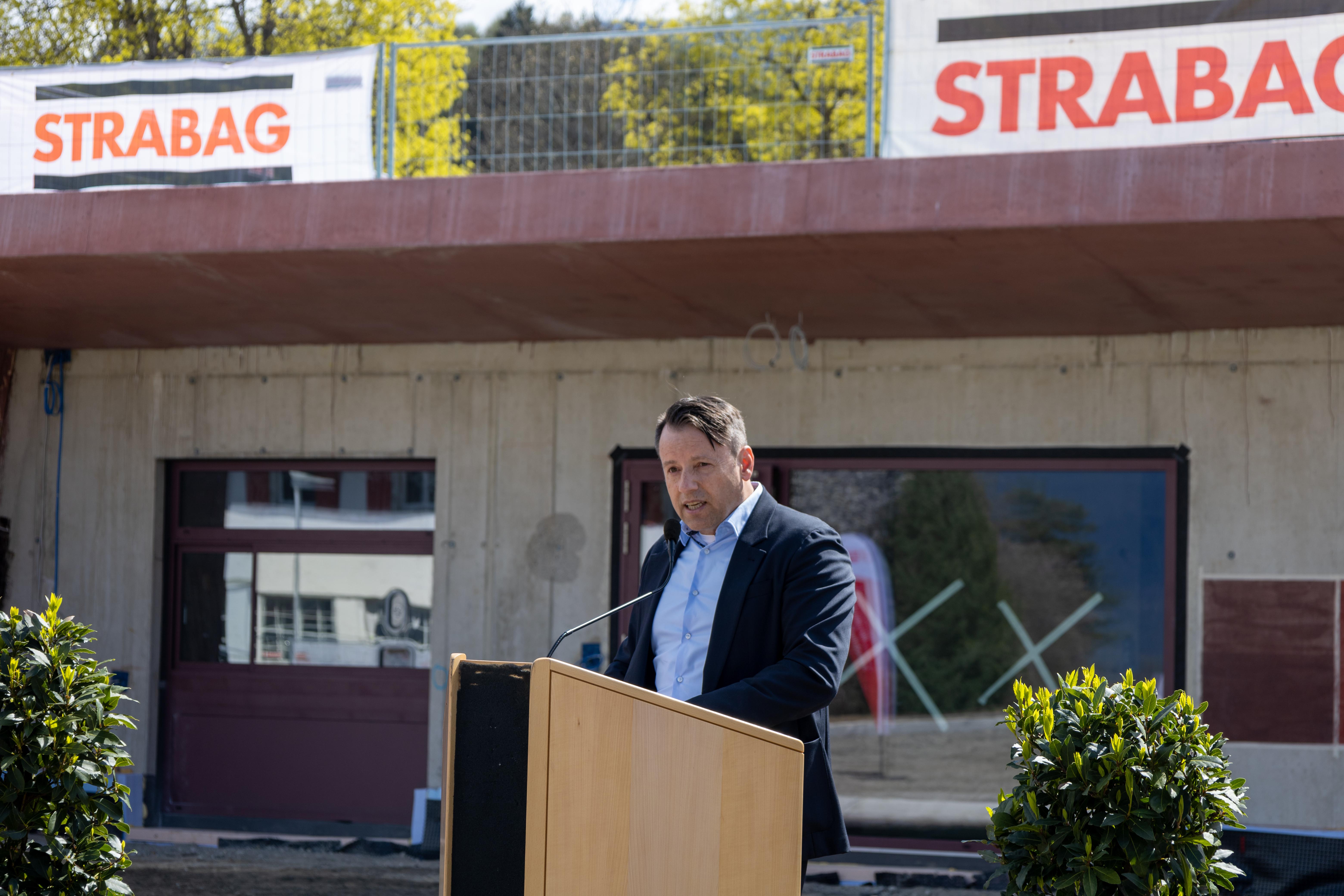 IIG-Geschäftsführer Franz Danler begrüßte bei der Firstfeier in Igls die Festgäste und bedankte sich bei allen Beteiligten für die gemeinsame Umsetzung der neuen Sport- und Freizeitanlage.