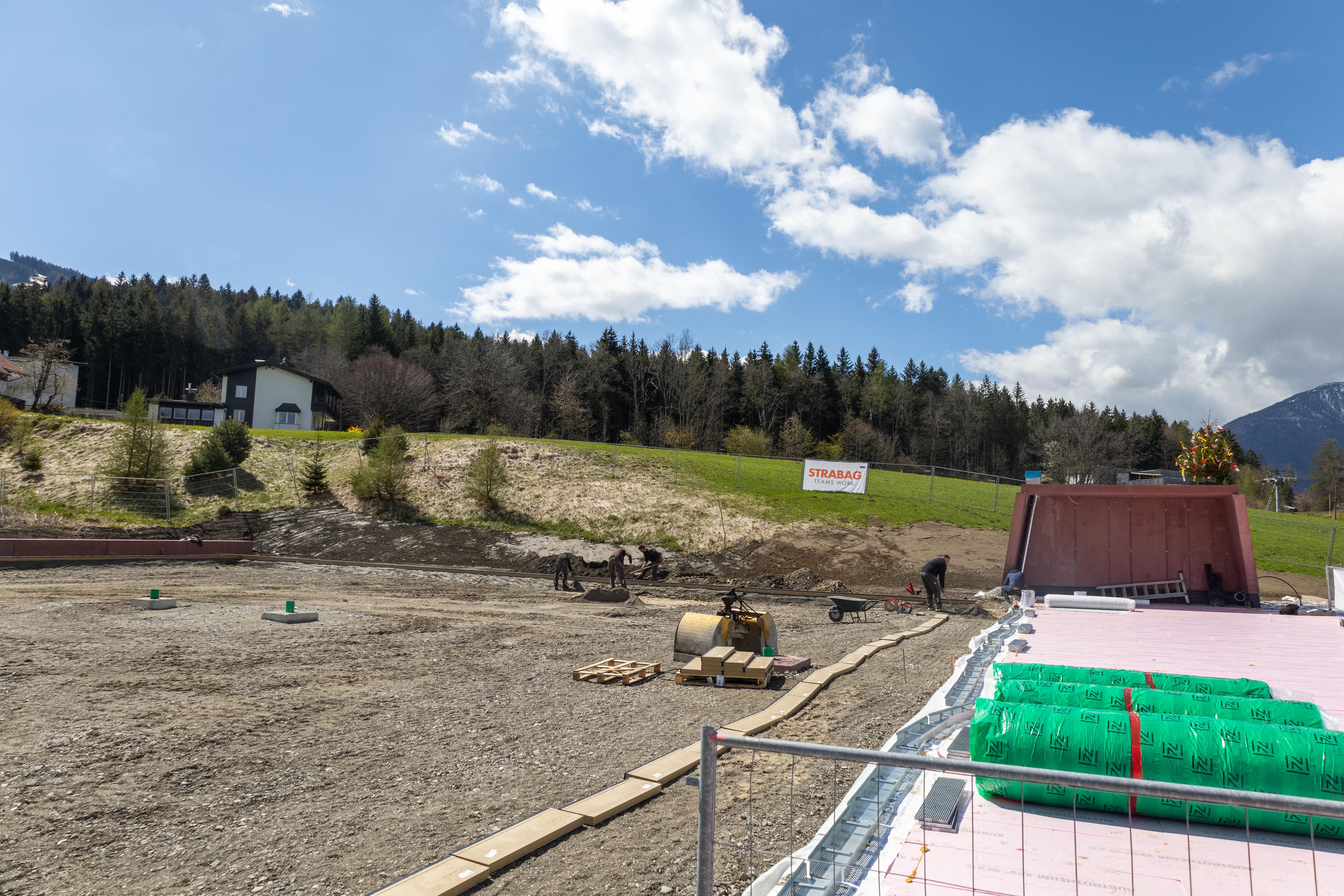 Im oberen Bereich entstehen zwei Beachvolleyball-Plätze und eine Boulderwand.