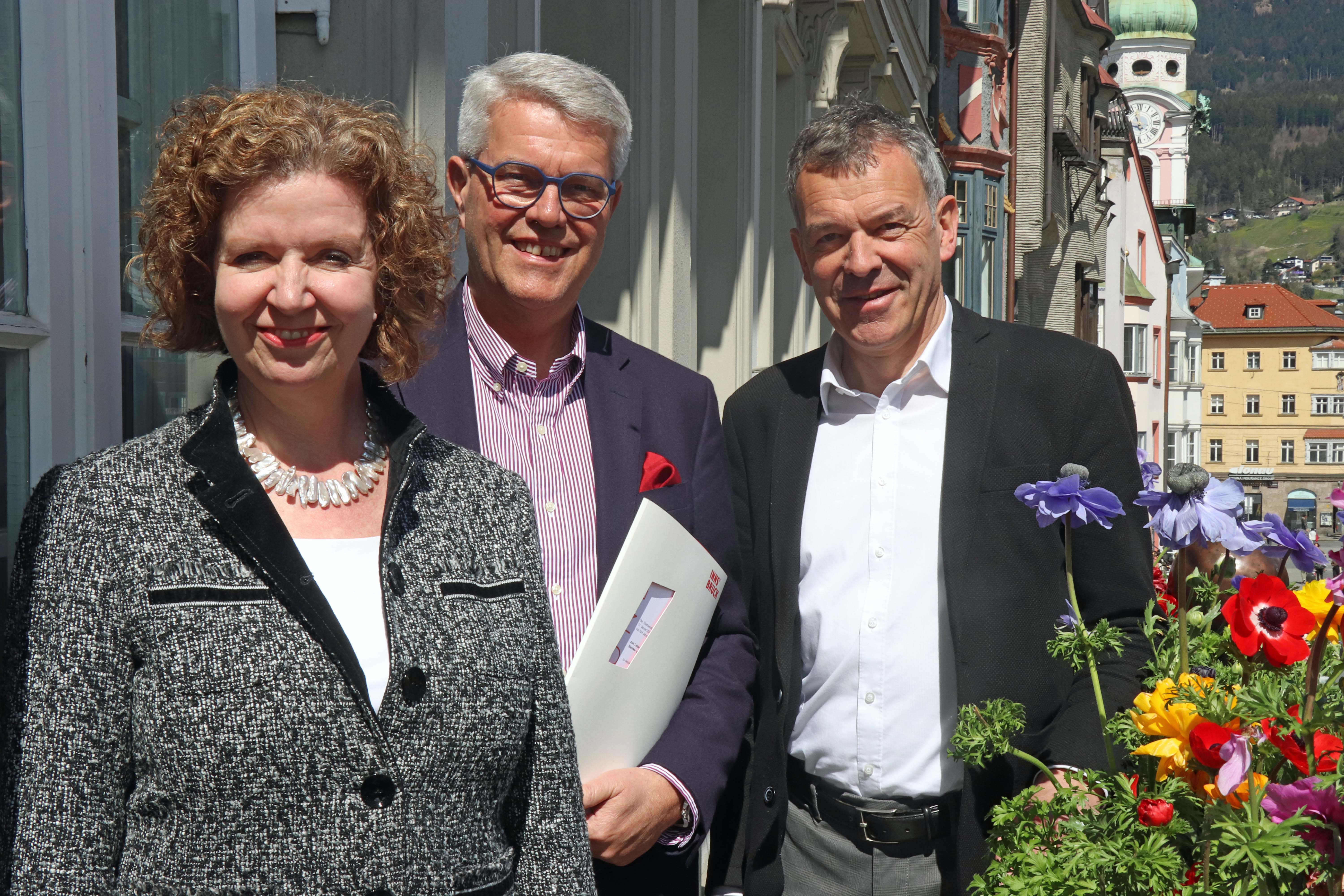 Bürgermeister Georg Willi (r.) und Magistratsdirektorin Gabriele Herlitschka (l) gratulieren Ferdinand Neu (Mitte) offiziell zur Bestellung als Leiter der Magistratsabteilung II.