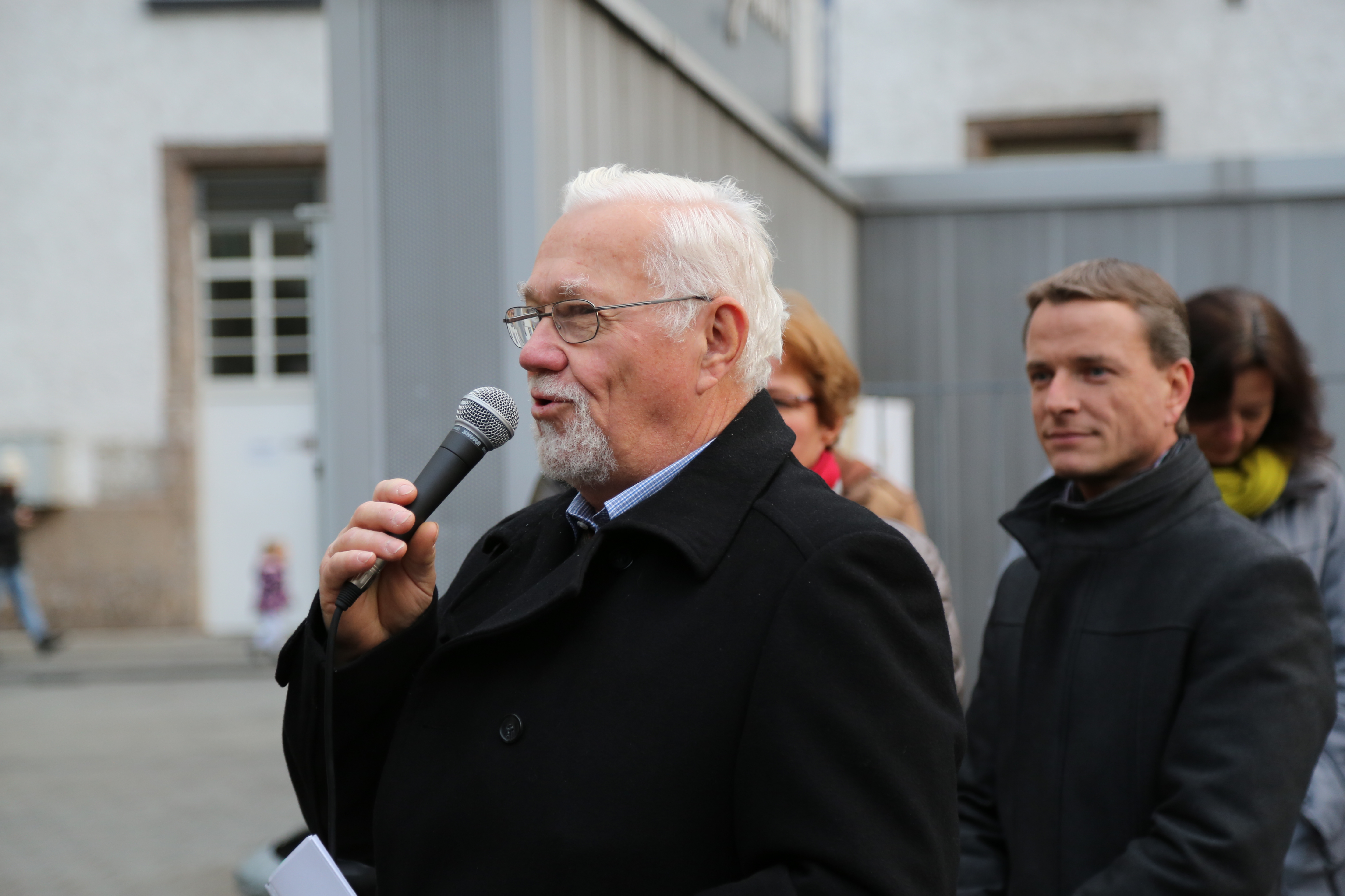 Mundartdichter Emanuel Heger trug in traditioneller Weise ein Gedicht vor und erzählte über das Leben von Friedl Jaufenthaler.