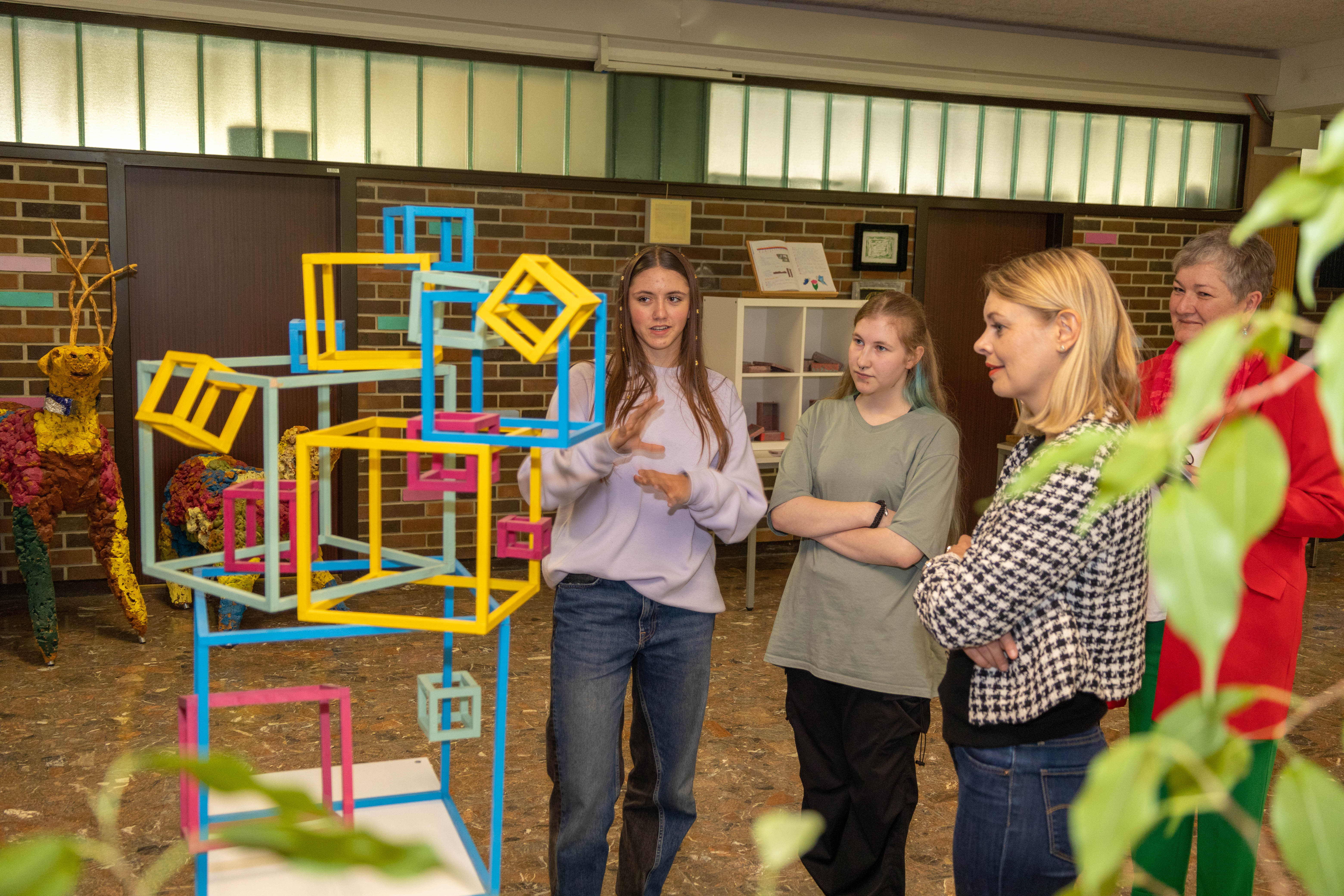 Bunte und vielfältige Kunstwerke werden im Zuge des Schulunterrichts kreiert.