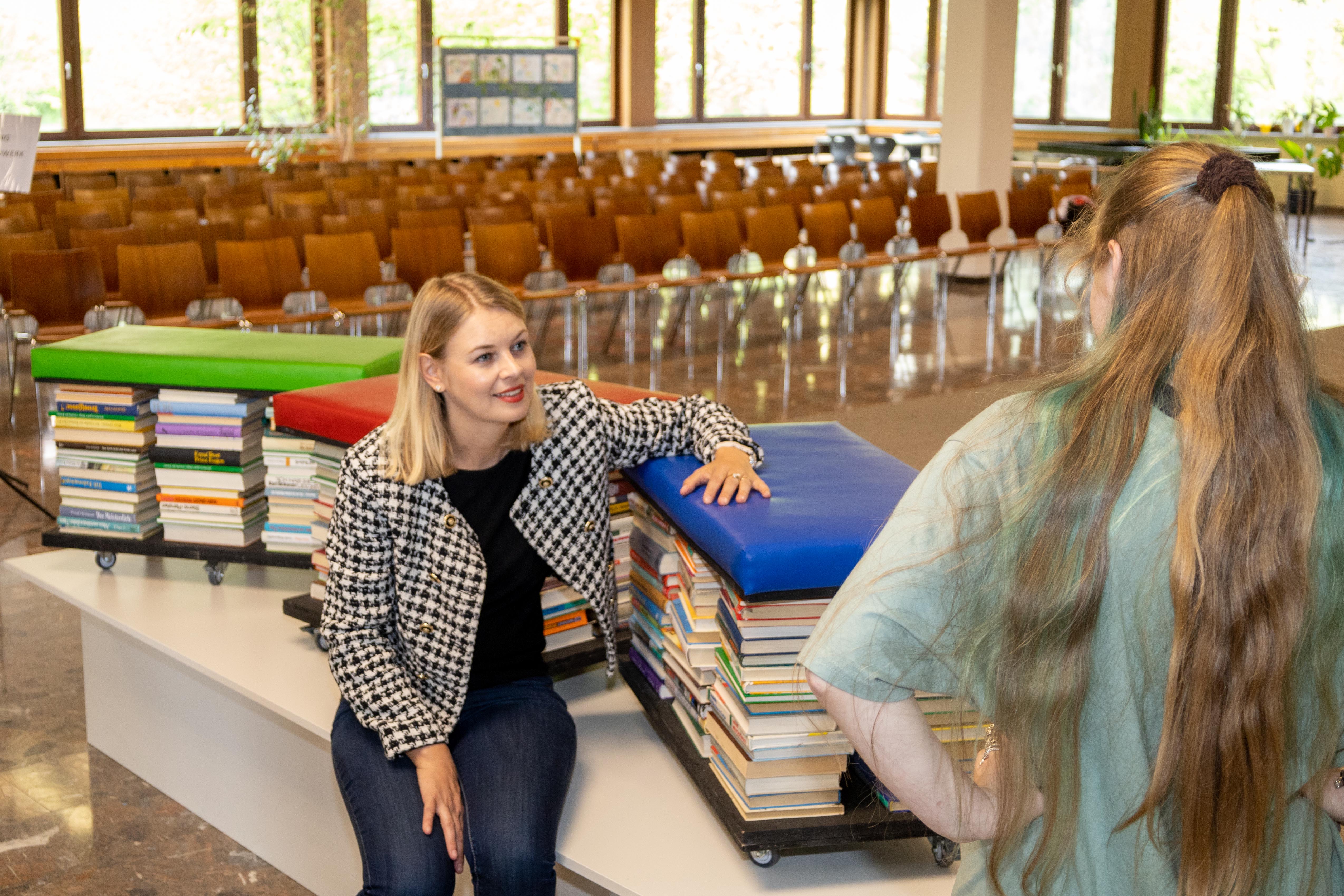 Stadträtin Mayr zeigte sich von der Kreativität der SchülerInnen beeindruckt.