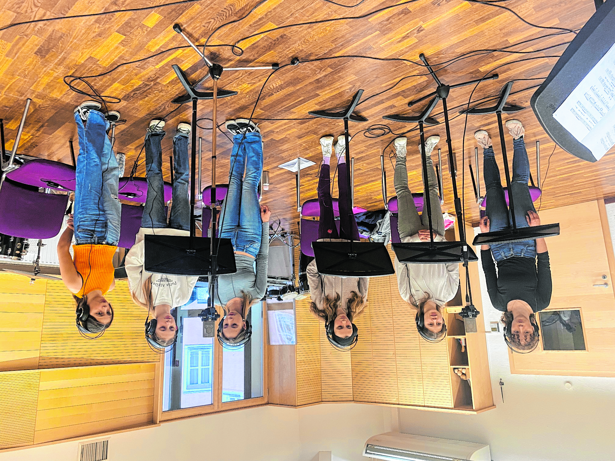 Ganz wie die Profis: Die Innsbrucker Sängerinnen bei den Aufnahmen zu „Summer in the (Twin) City“.