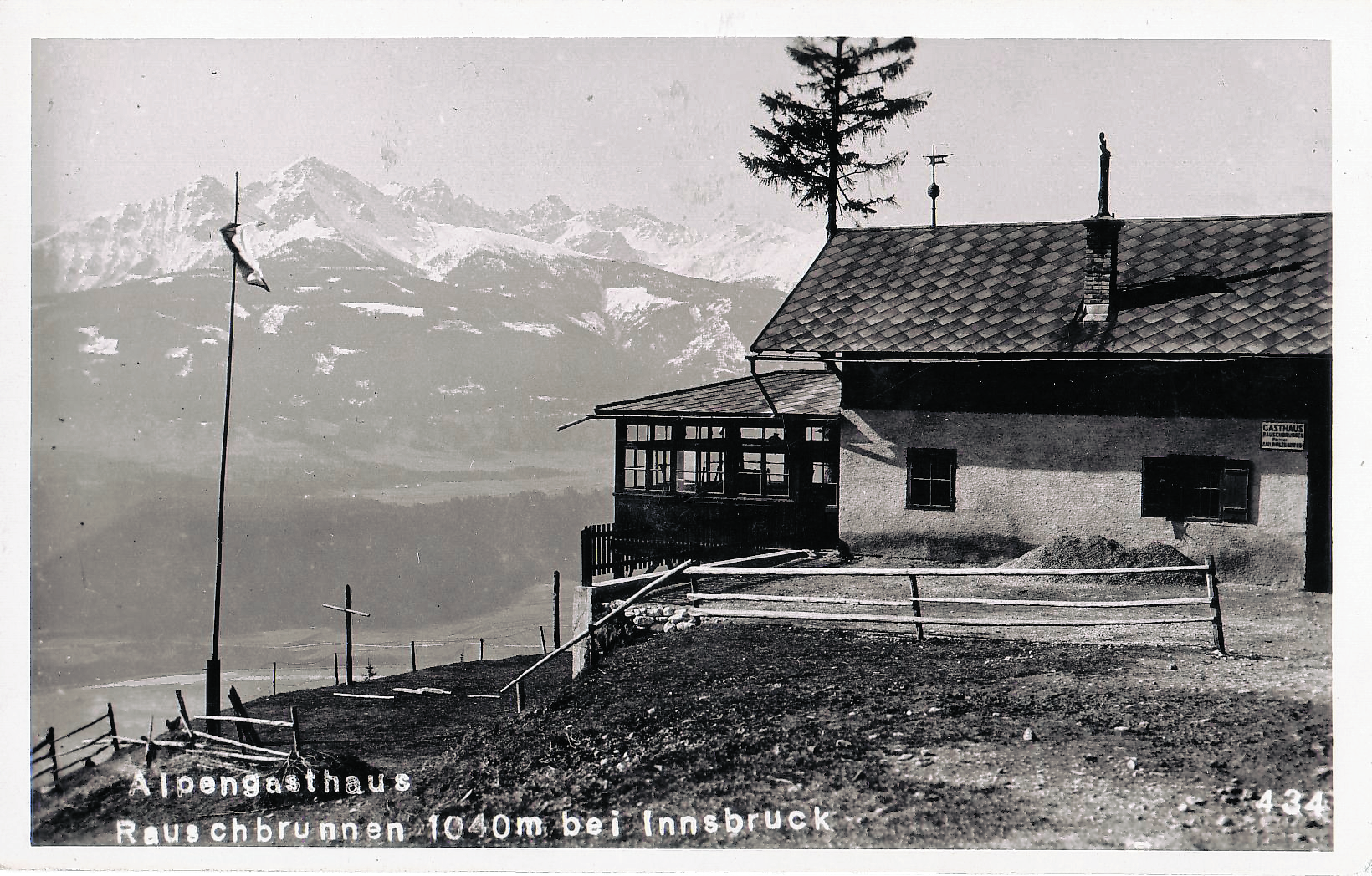 Dieses in den 1920er-Jahren entstandene Foto zeigt das Alpengasthaus Rauschbrunnen bei Innsbruck gegen Westen.