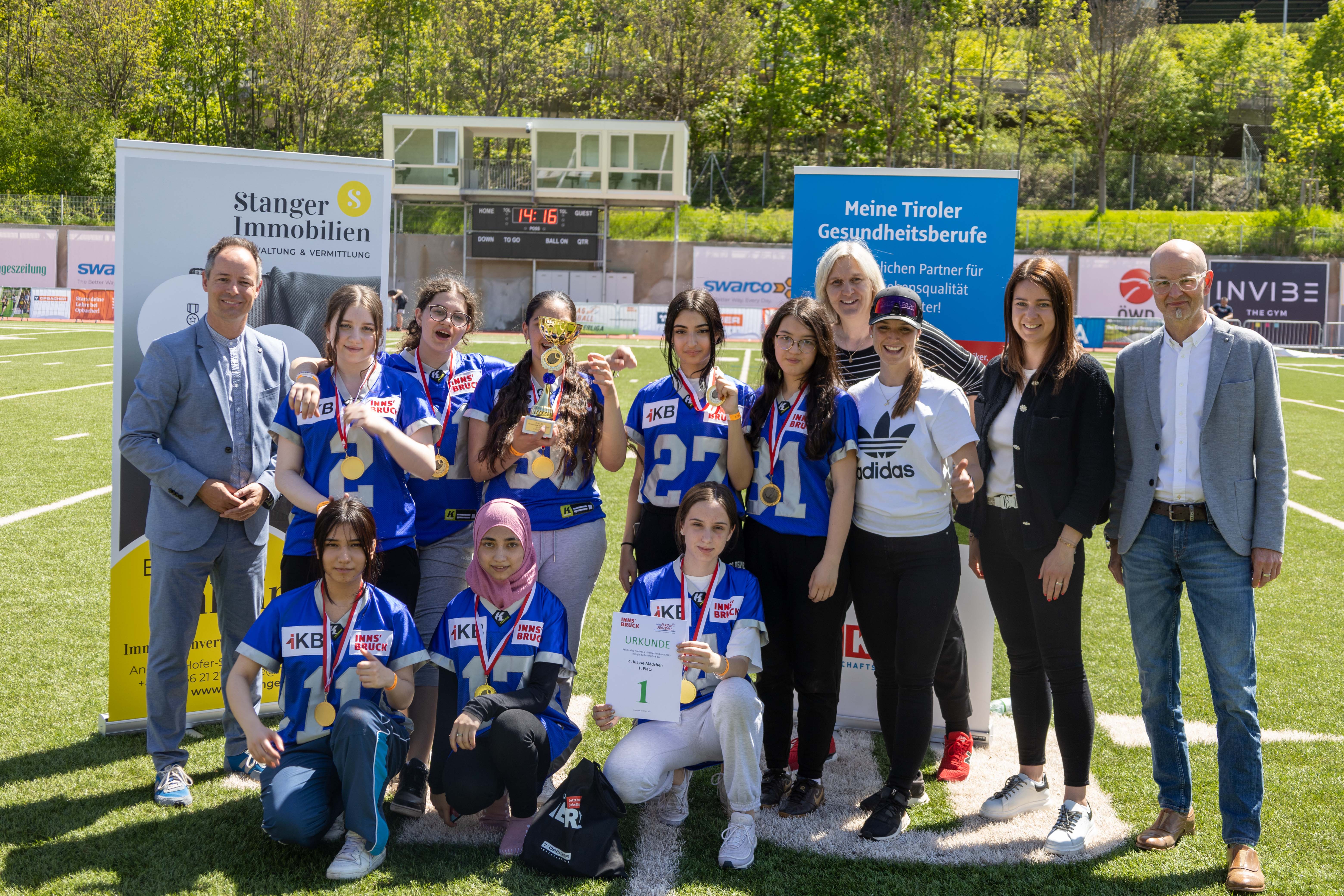 v. l. n. r.: Vizebürgermeister Markus Lassenberger,  ASKÖ Tirol Geschäftsführerin Claudia Stern, Lehrerin Aislinn Katzlinger, Geschäftsführerin Fa. Opbacher Veronika Opbacher und Schulamtsleiter Werner Leithmayer jubeln mit den Mädchen der MS Hötting (4. Klasse).