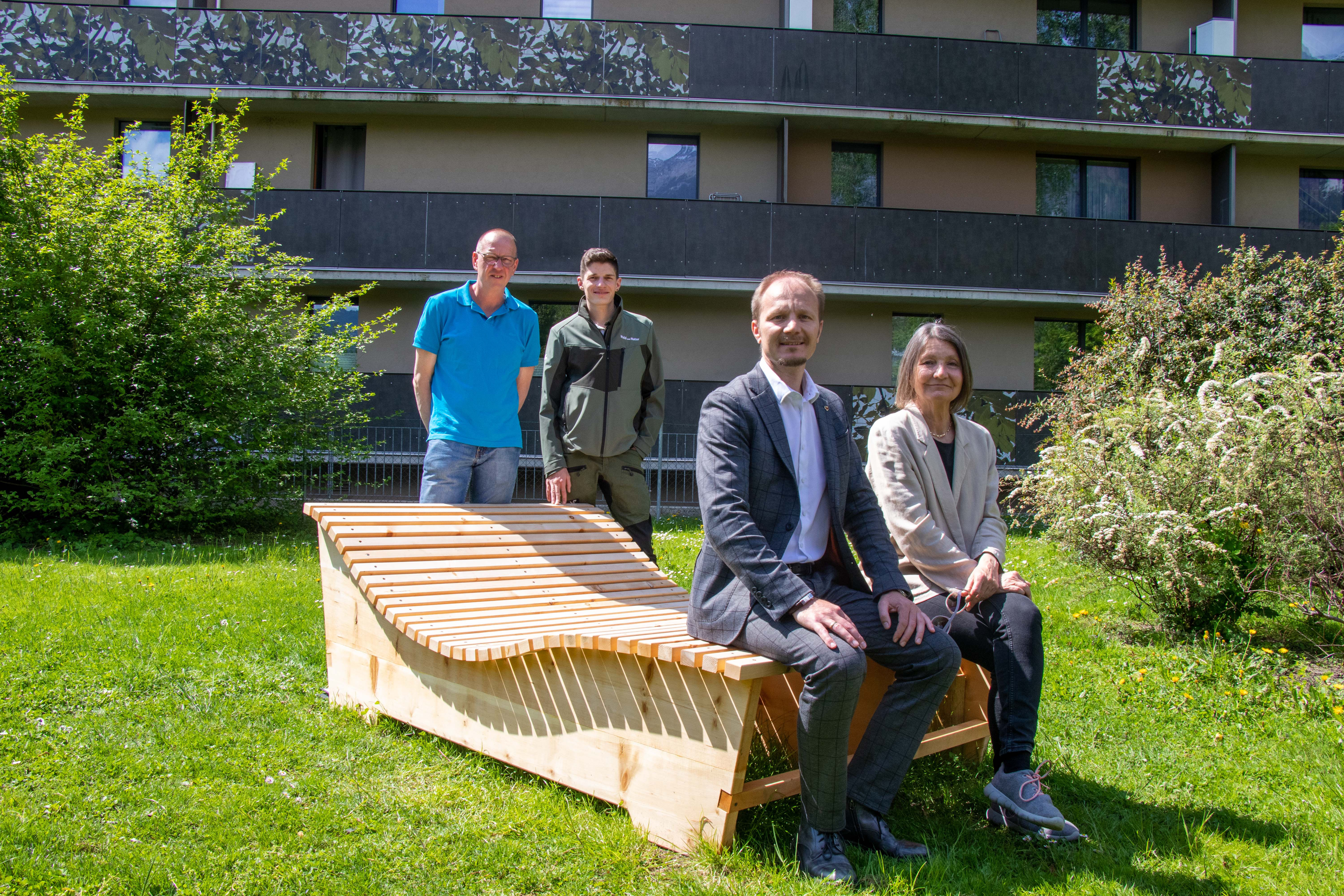 Vizebürgermeister Johannes Anzengruber und Stadträtin Uschi Schwarzl haben gemeinsam mit Robert Mair (Grünanlagen – Pflege und Service, hinten li.) und Florian Jäger (Referent Wald und Almen, hinten re.) die neuen Liegen an der Innpromenade getestet.