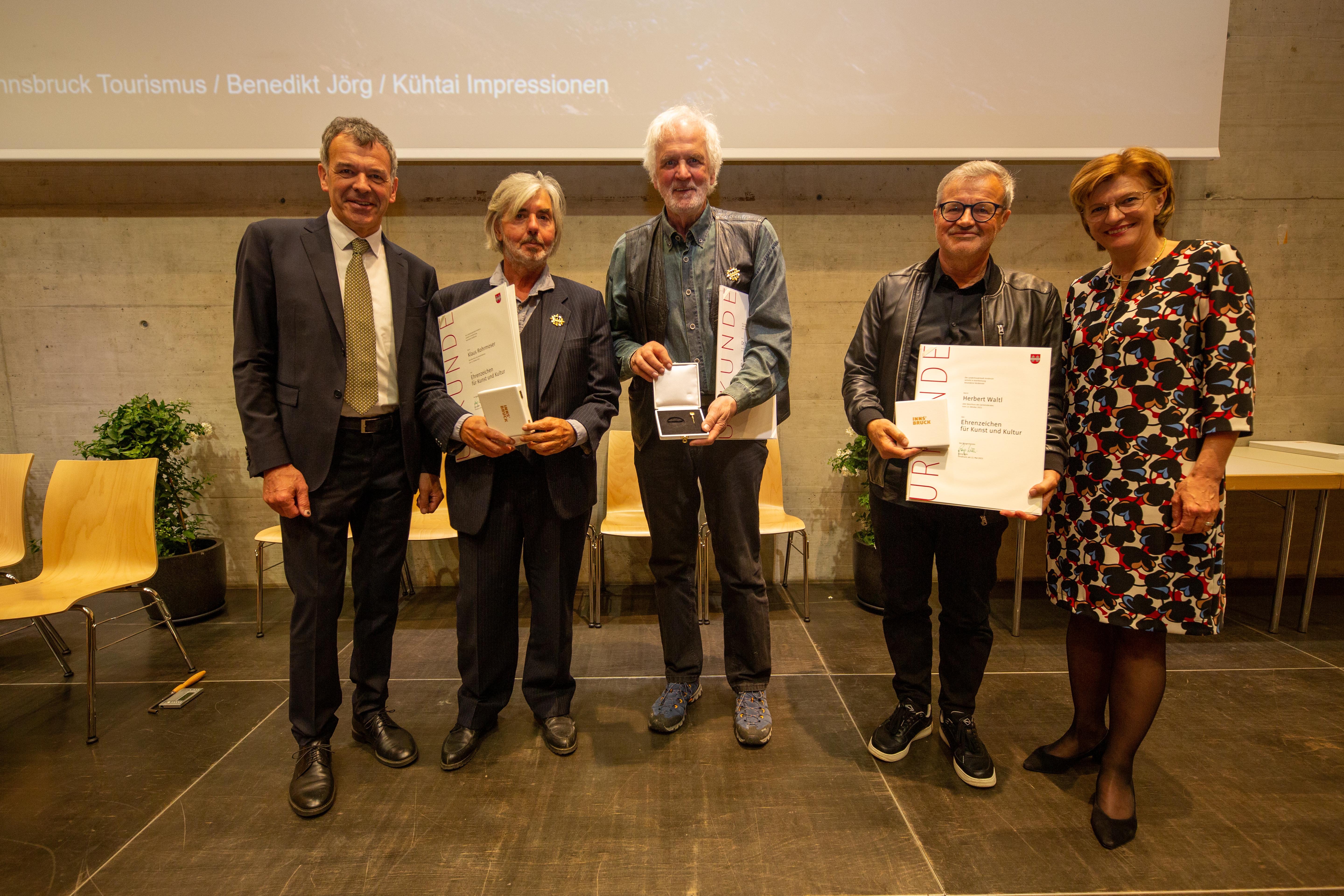 Kulturehrenzeichen: v.l. Bürgermeister Georg Willi, Klaus Rohrmoser, Ekkehard Schönwiese, Herbert Waltl und Stadträtin Christine Oppitz-Plörer.