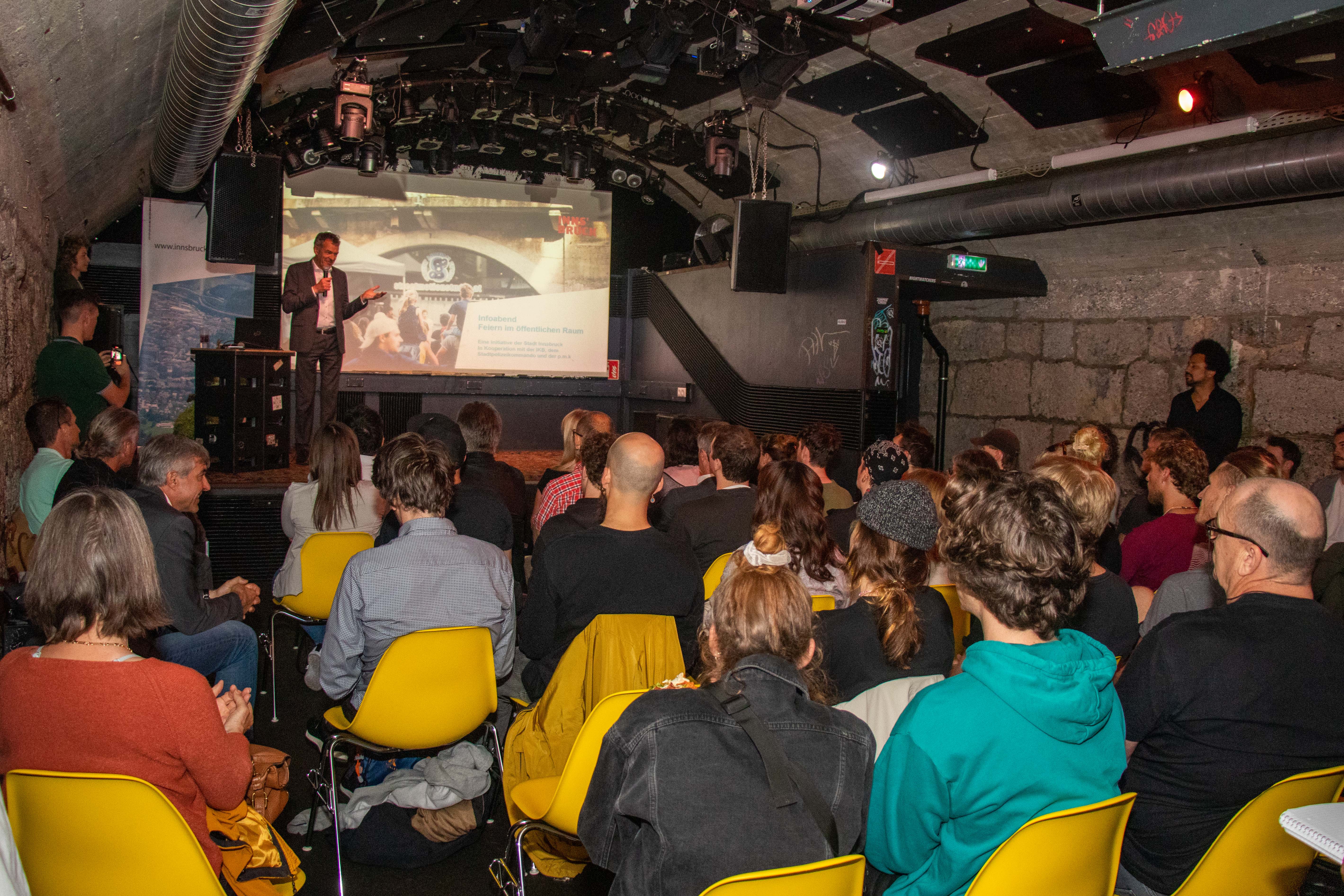 Zahlreiche Interessierte besuchten den Infoabend zum Thema Feiern im öffentlichen Raum in der p.m.k.