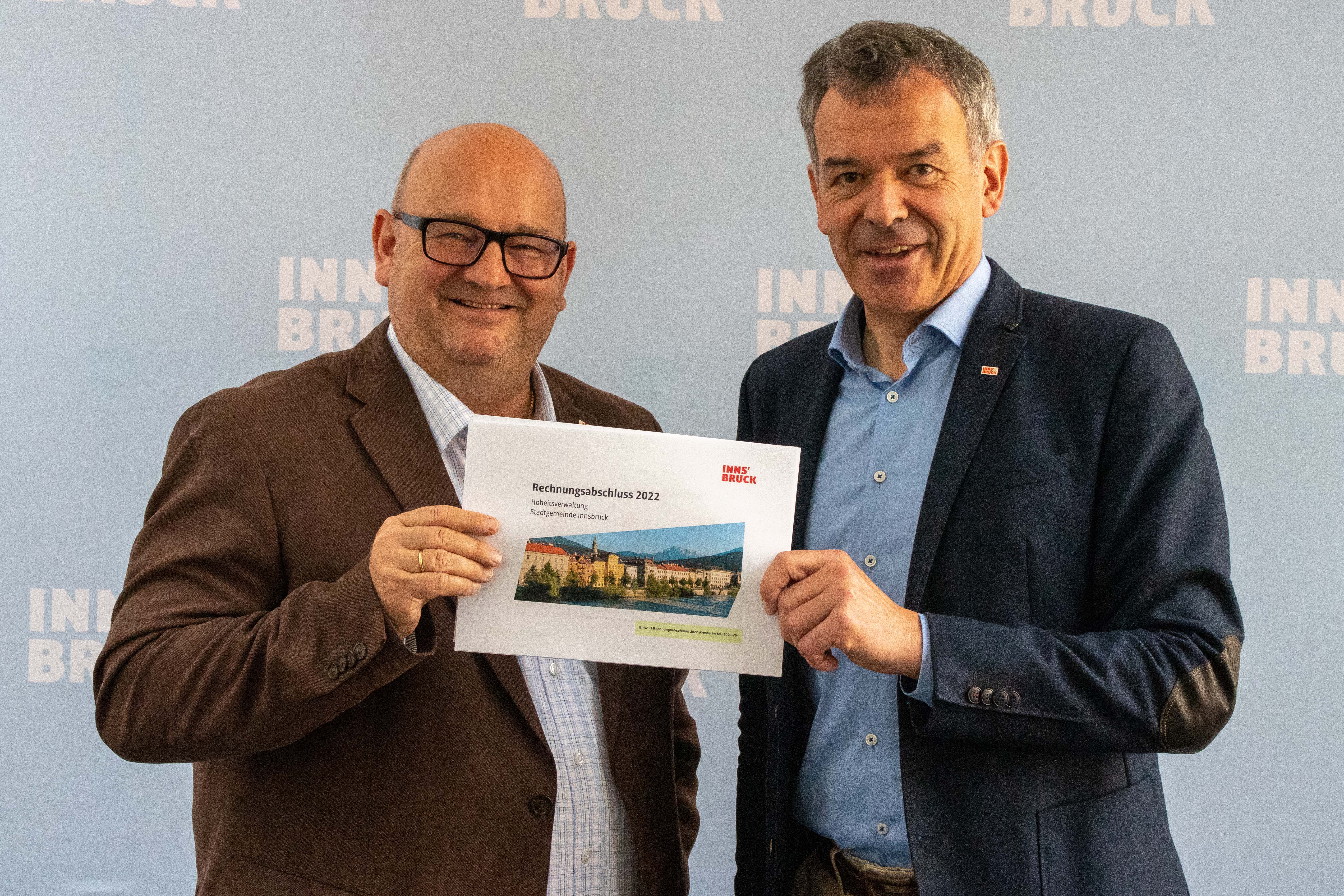 Präsentation Rechnungsabschluss: Bürgermeister Georg Willi und Finanzdirektor Martin Rupprechter legen die Zahlen auf den Tisch.