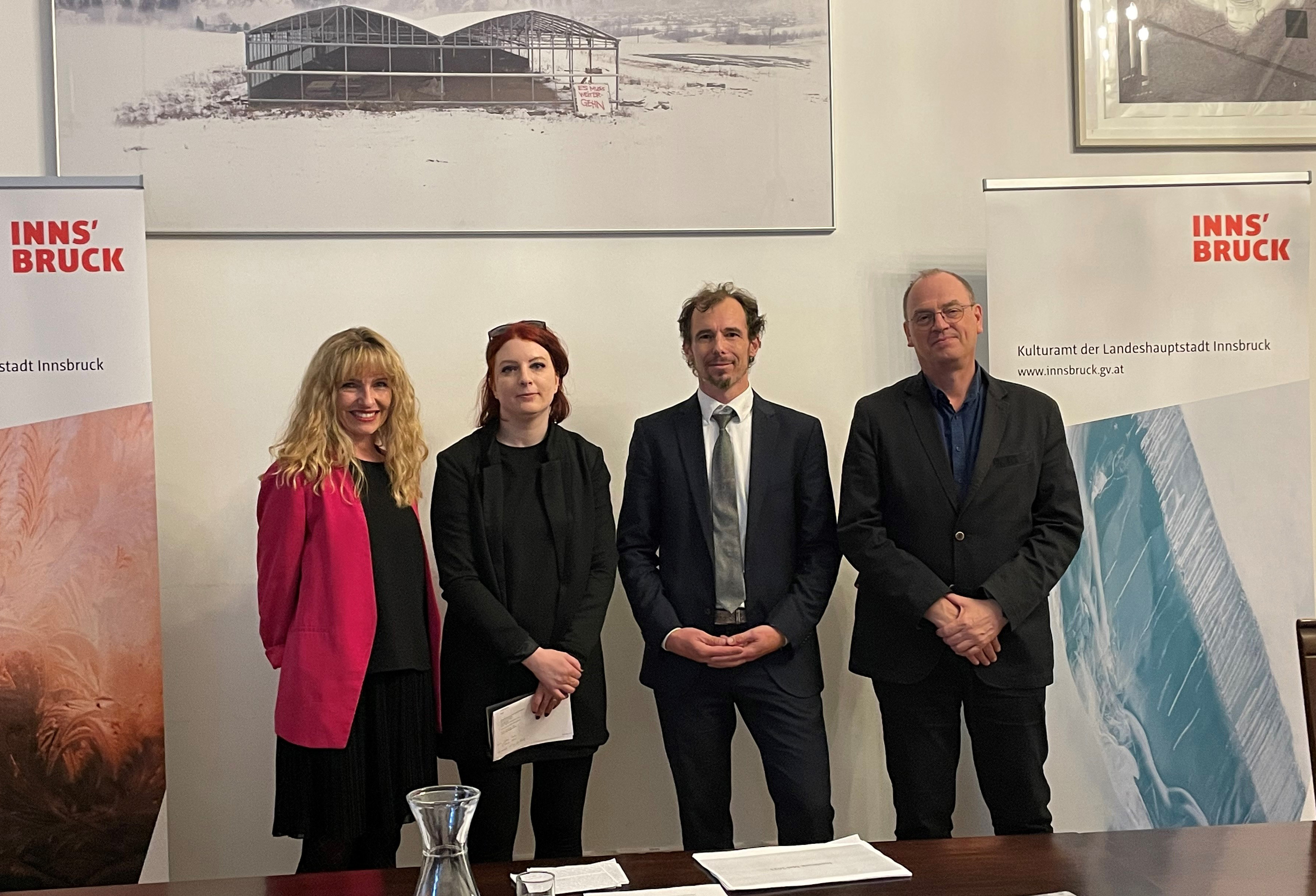 Begrüßten als „Writer in Residence 2023“ die Autorin Slata Roschal (2. v.l.): Kulturamtsleiterin Isabelle Brandauer, Peter Pohl und Sebastian Donat (beide Universität Innsbruck).
