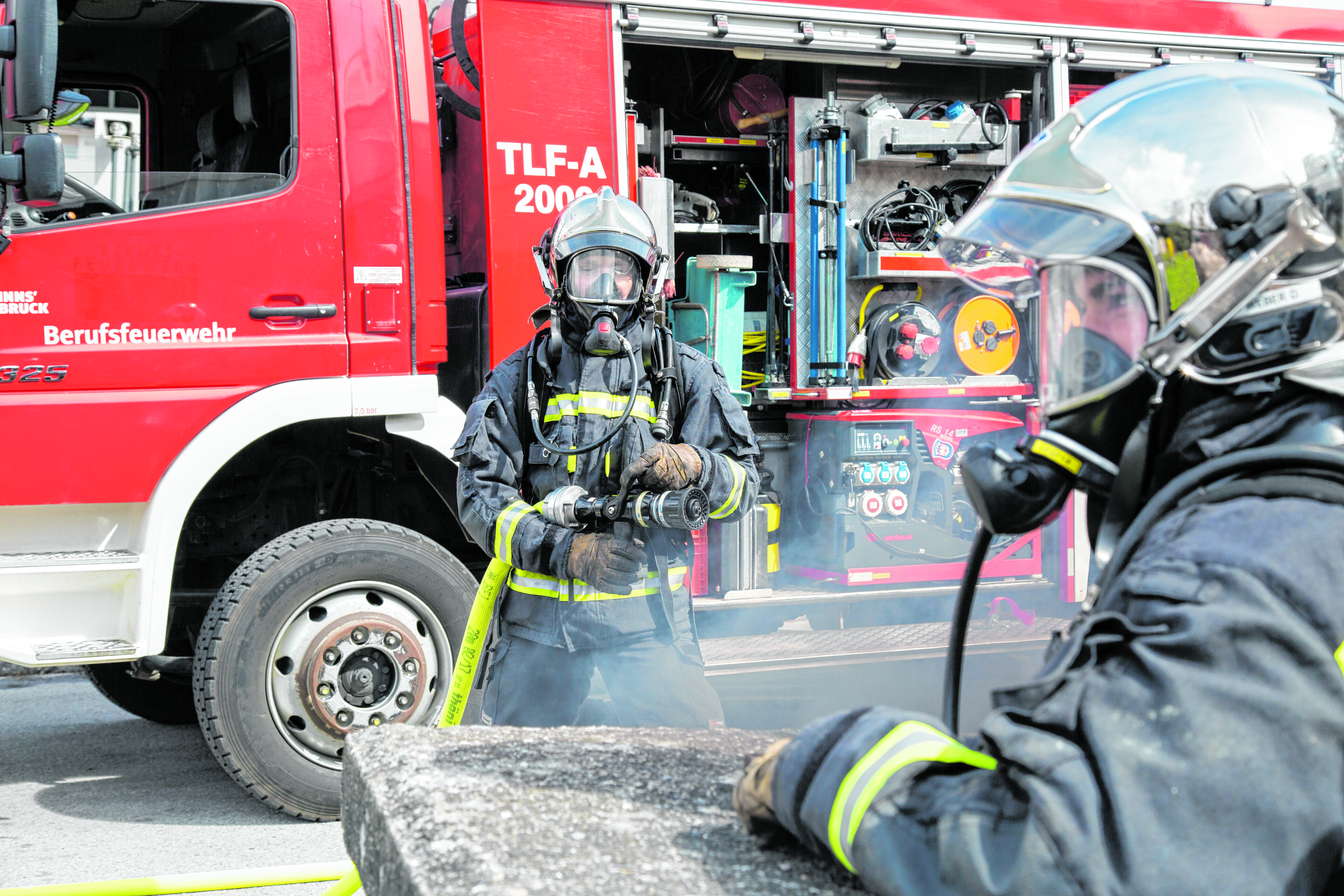 Im Ernstfall muss es schnell gehen – mit Sirene und Blaulicht kommt die Feuerwehr rasch ans Ziel.
