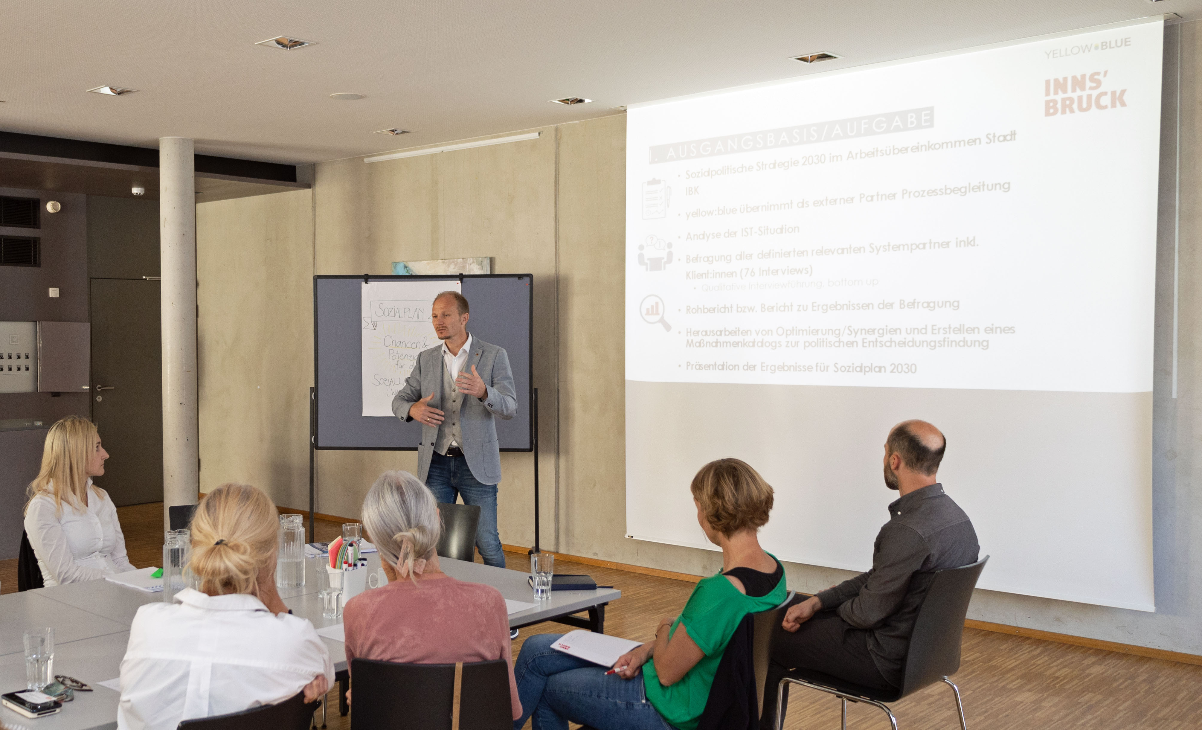 Vizebürgermeister Johannes Anzengruber präsentiert den Sozialplan 2030 beim gemeinsamen Gespräch mit VertreterInnen von im Sozialbereich tätigen Institutionen, Vereinen und städtischen Stellen im Stadtteilzentrum Wilten. Im Austausch auf Augenhöhe wurden so die Entstehung und Ziele des Sozialplans, bereits daraus umgesetzte Maßnahmen, sowie vertiefte Möglichkeiten zur künftigen Kooperation thematisiert. Die Ergebnisse des Sozialplans 2030 finden sich online unter innsbruck.gv.at/sozialplan-2030. Auch der kürzlich digitalisierte Sozialroutenplan wurde besprochen, der über innsbruck.gv.at/sozialroutenplan abgerufen werden kann.