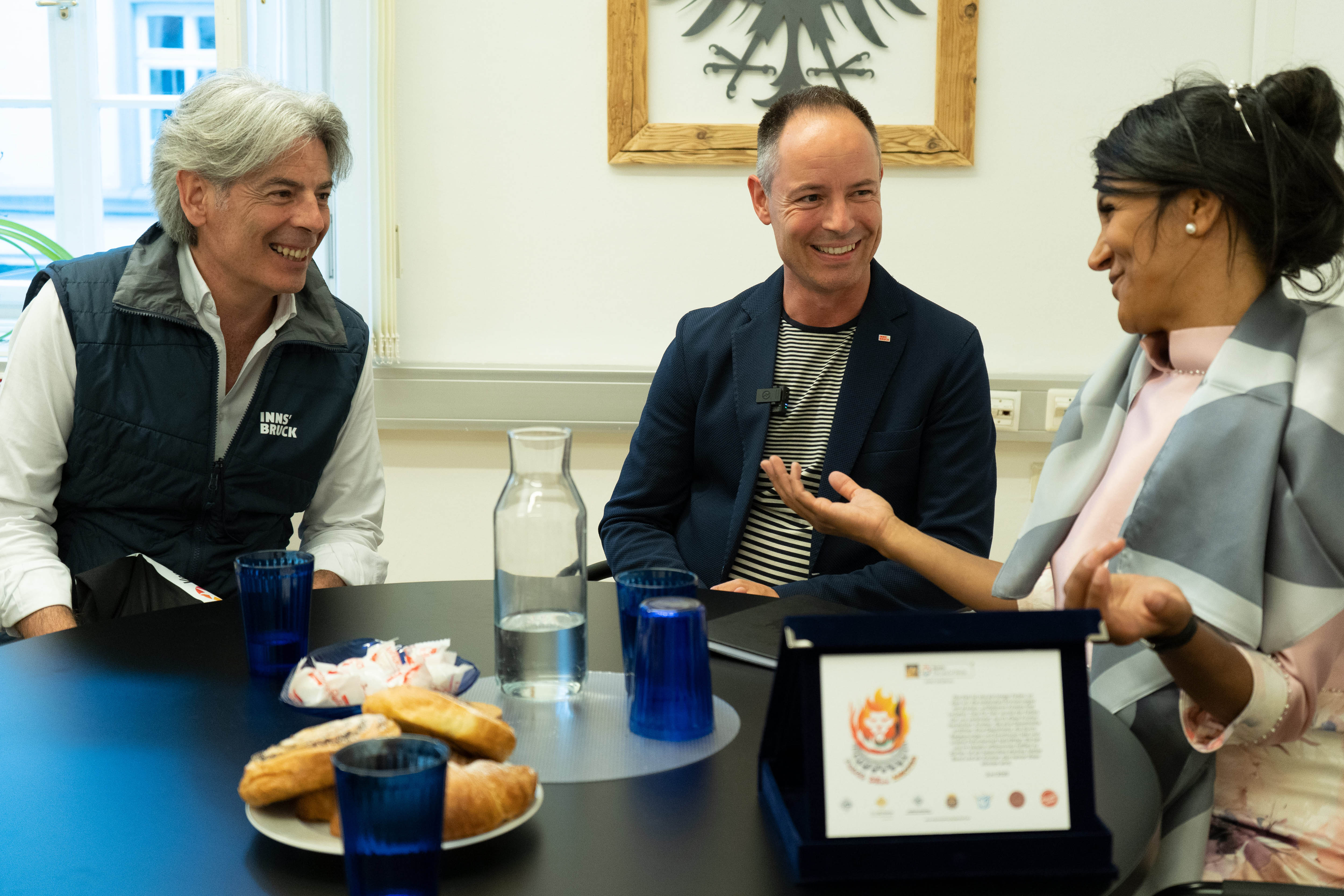 Ein Gespräch unter Freunden: v.l. Guido Vianello (Tourismusverband Innsbruck), Vizebürgermeister Markus Lassenberger und Jesusleny Gomes.
