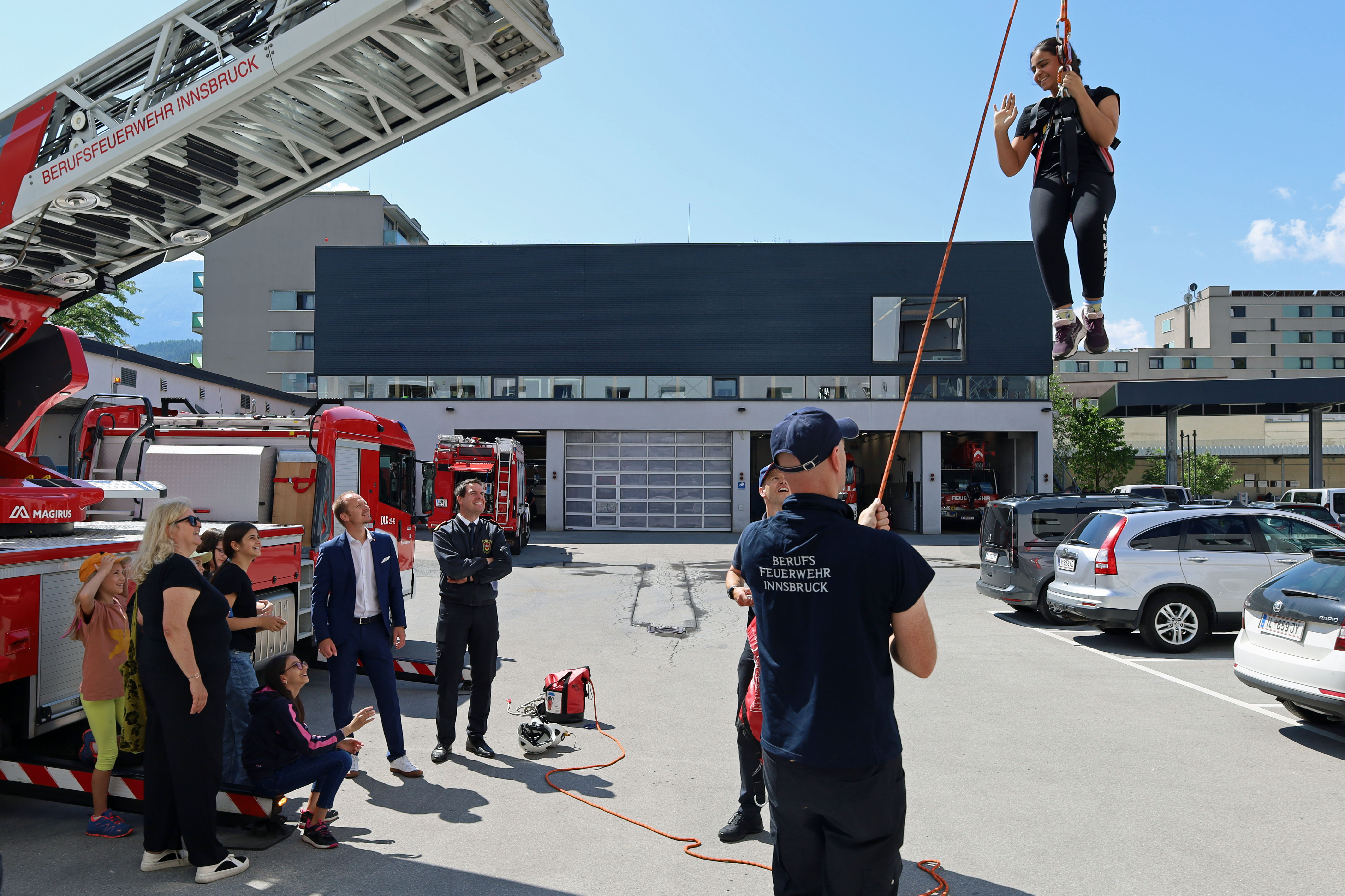 Bei einem Besuch in der Hauptfeuerwache konnten sich die SiegerInnen des Feuerwehr-Malwettbewerbs für Volksschulkinder einen umfassenden Eindruck des Arbeitsumfeldes machen. Das Bewusstsein der Mädchen und Buben für den Feuerwehrberuf konnte so schon früh geschärft werden.
