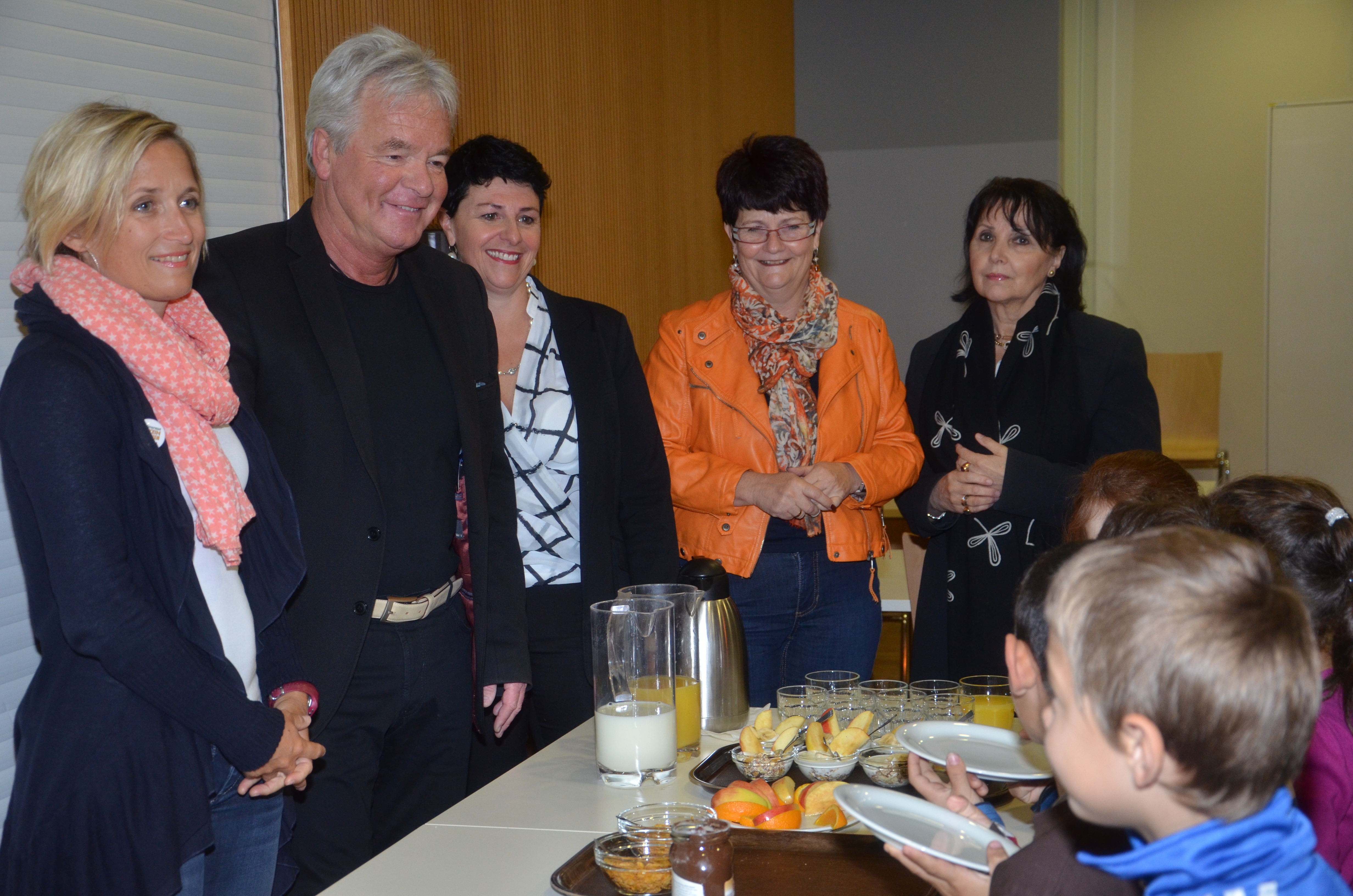 Ein leerer Magen lernt nicht gern (v.l.): Kerstin Egger (Volkshilfe Tirol), Stadtrat Ernst Pechlaner und die Direktorinnen Andrea Hofstädter-Binna, Angelika Rädler und Siglinde Hess beim gemeinsamen Frühstück mit den SchülerInnen.