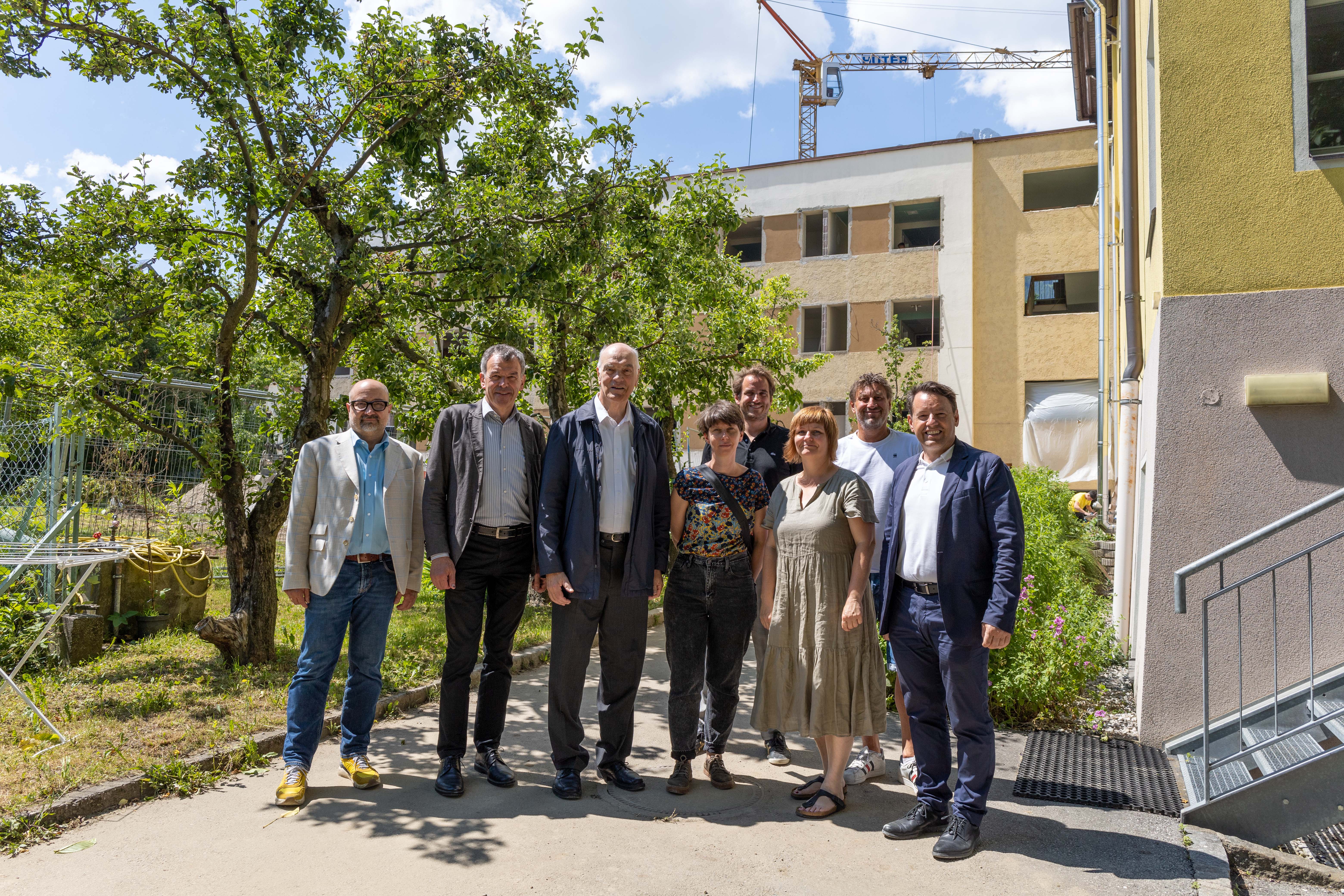 Besichtigten die Bauarbeiten am Campus Frau Hitt in Hötting (v. l. n. r.): Projektleiter Martin Unterholzner (IIG), Bürgermeister Georg Willi, Andreas Steiner (ehemaliger Provinzial, Herz-Jesu-Missionare), Architektenteam Melanie Haid und Christian Weiss (Studio 23), Gemeinderätin Renate Krammer-Stark, Martin Kiechl (IIG, Bauleitung) und IIG-Geschäftsführer Franz Danler.