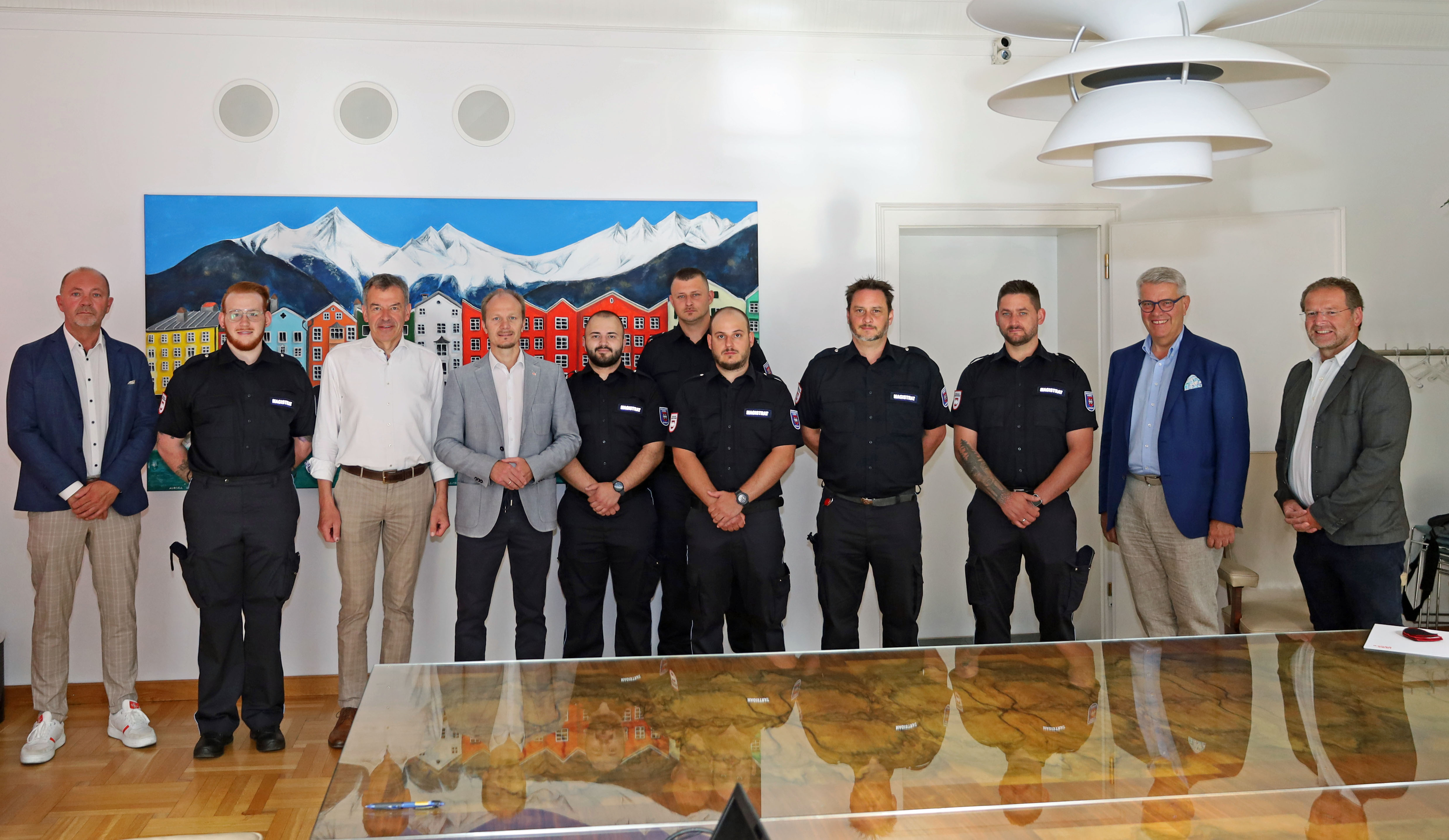 Bürgermeister Georg Willi (3.v.l), Vizebürgermeister Johannes Anzengruber (4.v.l), Magistratsabteilungsleiter Ferdinand Neu (2.v.r.), Amtsvorstand Klaus Feistmantl (r.) und Referatsleiter Thomas Koland (l.) mit den sechs frisch angelobten MÜG-Mitarbeitern.