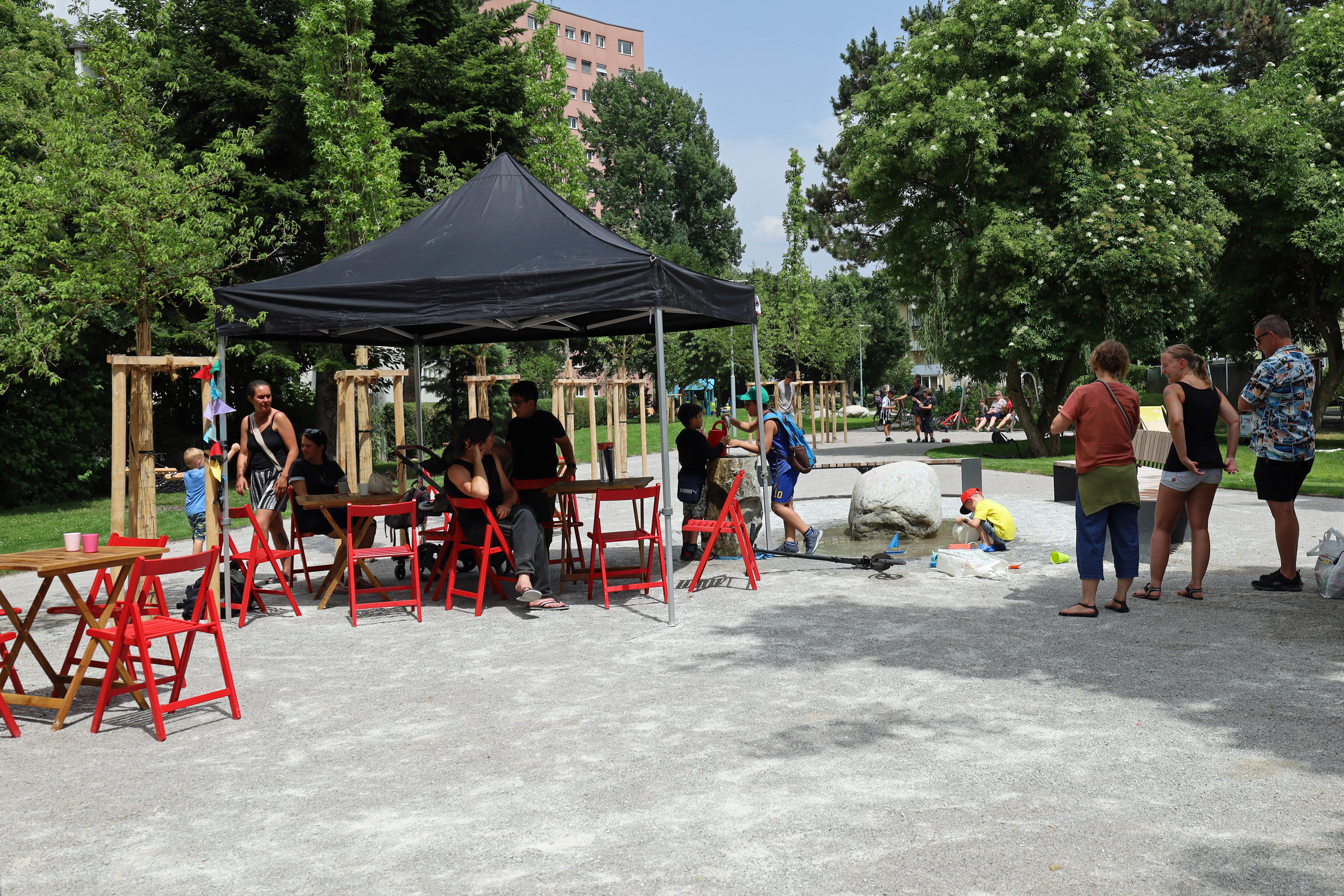 ... oder beim Plantschen am neuen Wasserspiel.