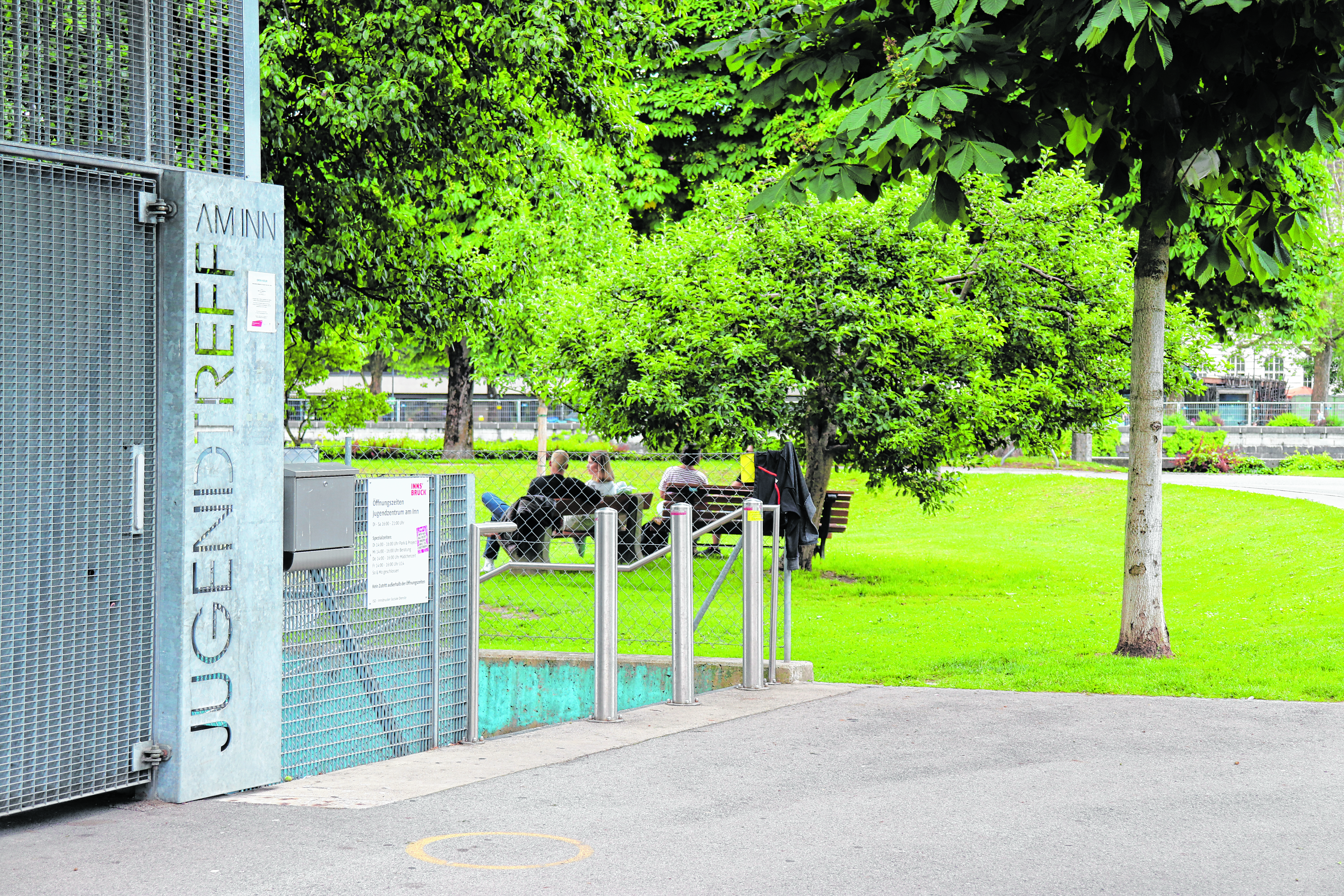 Das Jugendzentrum am Inn liegt etwas versteckt am Hutterweg, Es besticht umso mehr mit seinen Outdoor-Möglichkeiten.