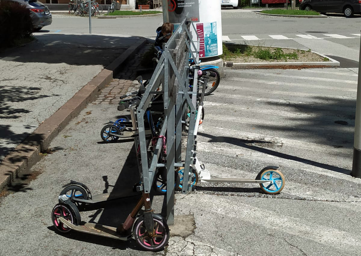 Der vorherige Roller-Abstellplatz konnte den Bedürfnissen der SchülerInnen nicht mehr gerecht werden.