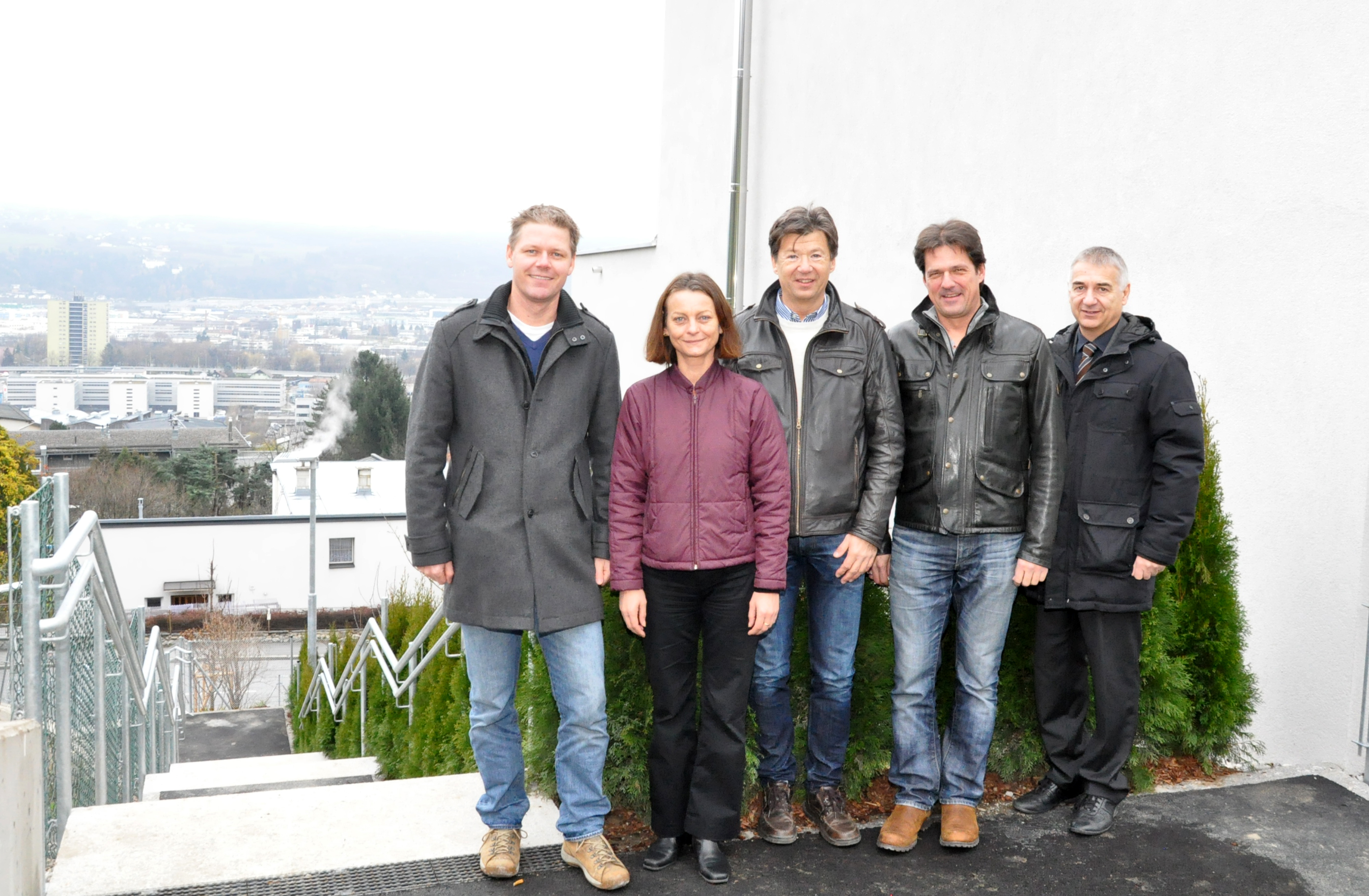 Vizebürgermeisterin Sonja Pitscheider eröffnete gemeinsam mit Alexander Zecha (Amt Tiefbau), Anton Mitteregger (GF Bauträger), Otto Kaspar (Baumanagement) und Walter Zimmeter (Amt Tiefbau) die neue Fußwegverbindung in Arzl (v.l.n.r.).