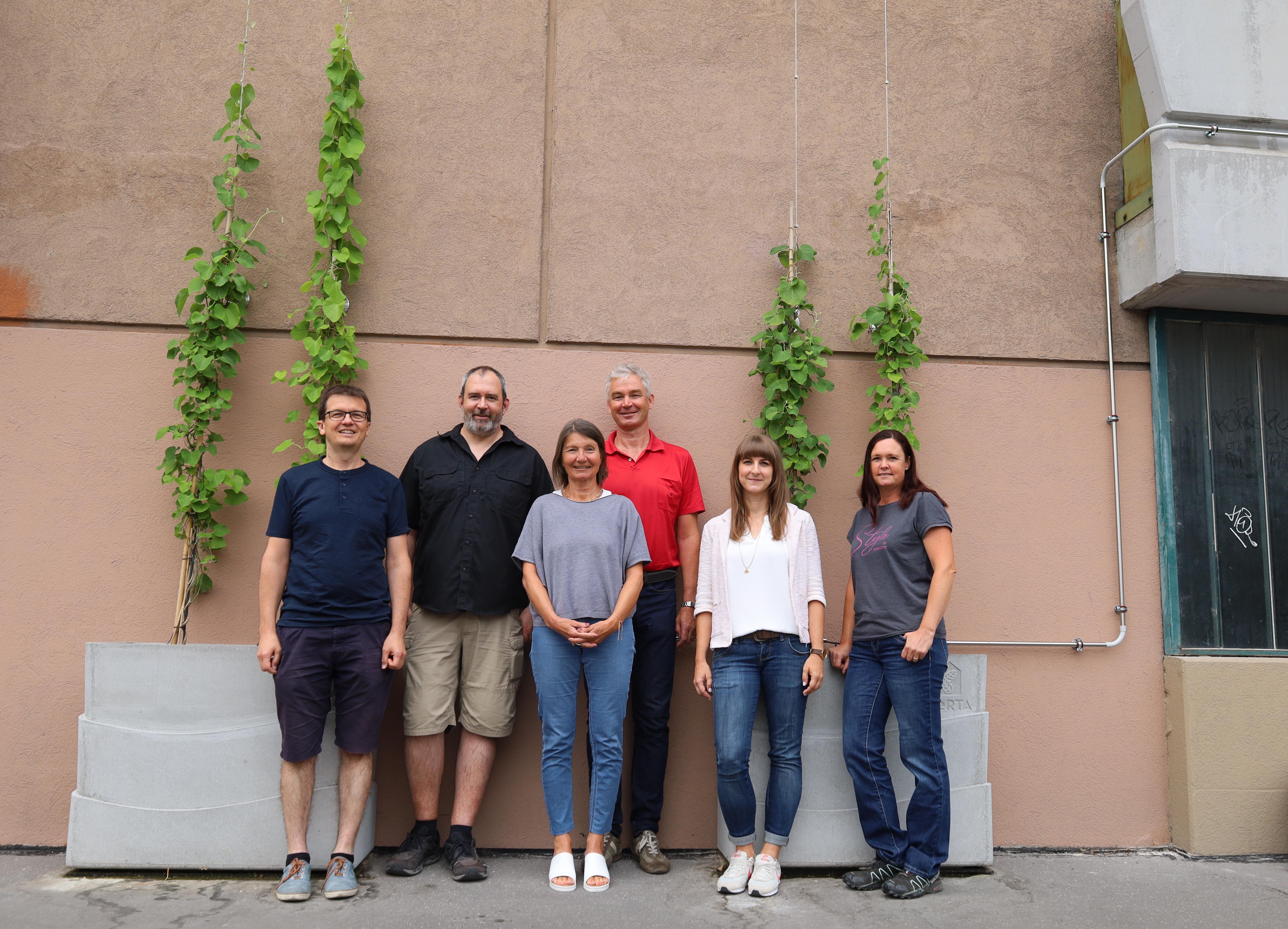 Umweltstadträtin Uschi Schwarzl (3. v.l.) mit (v.l.) Markus Pinter (Grünanlagen – Planung und Bau), Philipp Aumann (Amt Klimaneutrale Stadt), Thilo Vohradsky (BOE), Leandra Jänicke (IIG, Nachhaltigkeitsbeauftragte) und Monika Eder-Trenkwalder (externe Beratung).