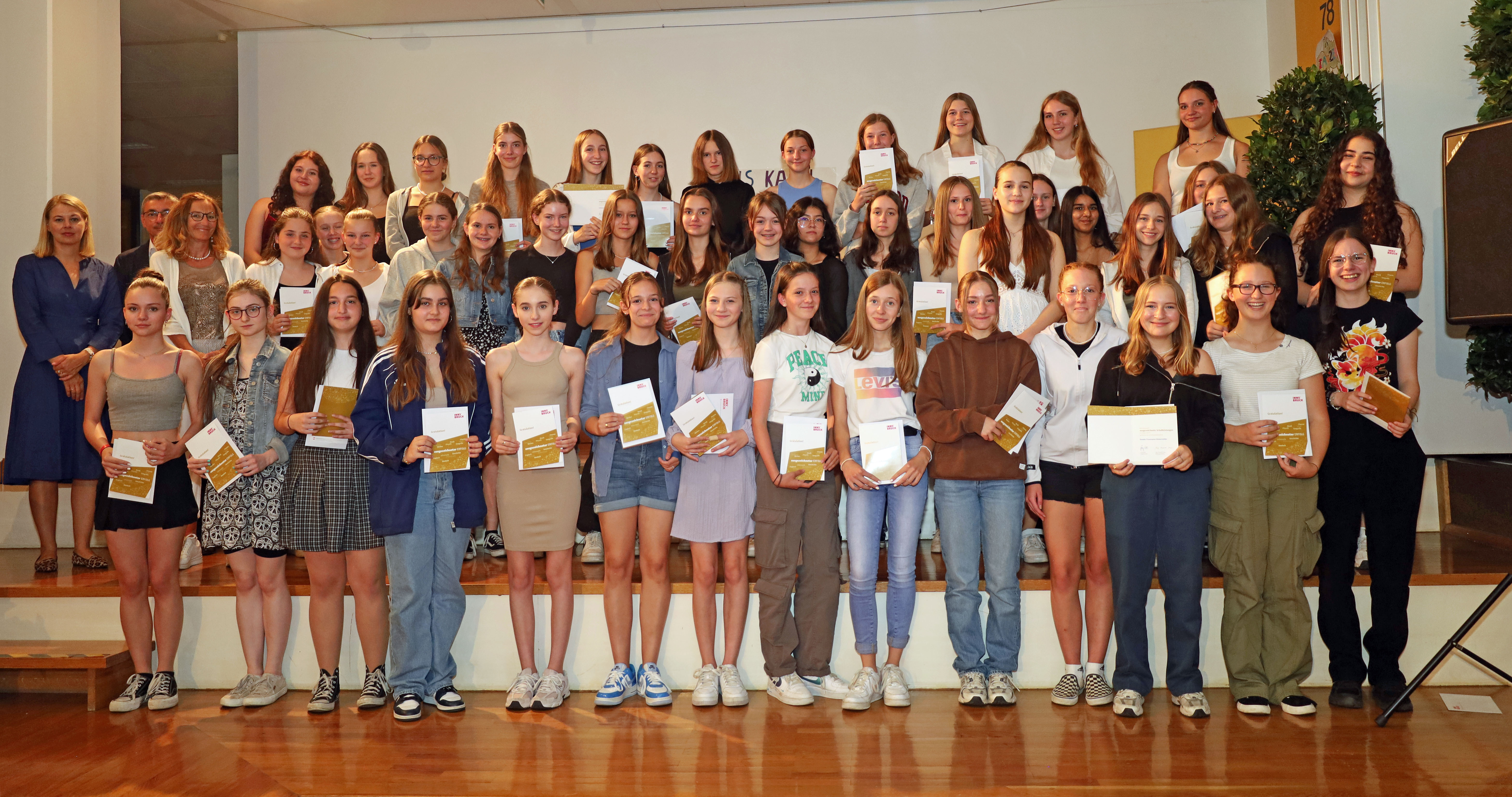 Bildungsstadträtin Elisabeth Mayr (l.) und Schulqualitätsmanager Dietmar Meinschad (2.v.l.) mit den ausgezeichneten SchülerInnen der Mittelschule Kettenbrücke.
