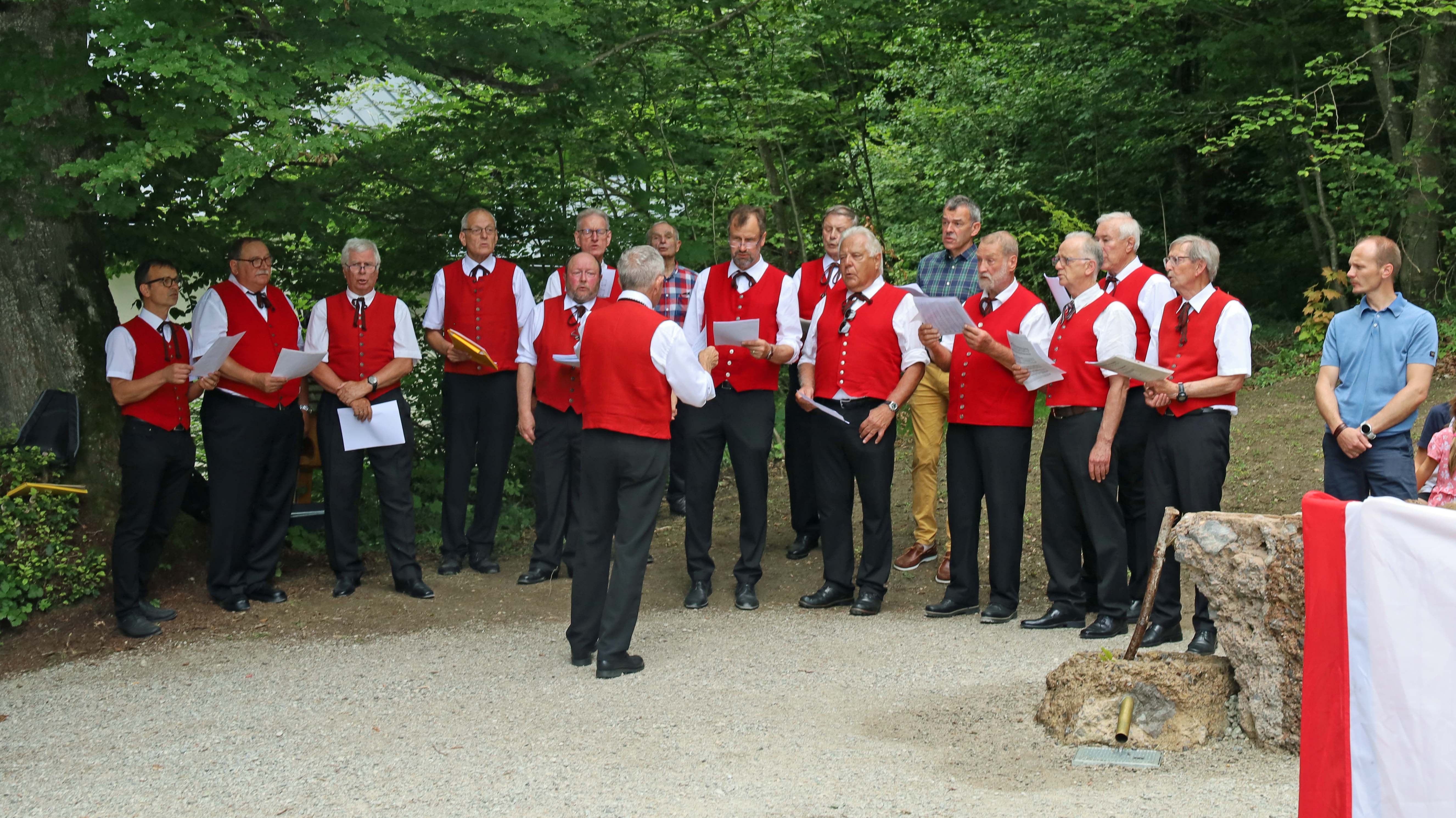 Der Höttinger Sängerbund beim gemeinsamen Ständchen mit Bürgermeister Georg Willi (6.v.r) und Vizebürgermeister Johannes Anzengruber (r.).
