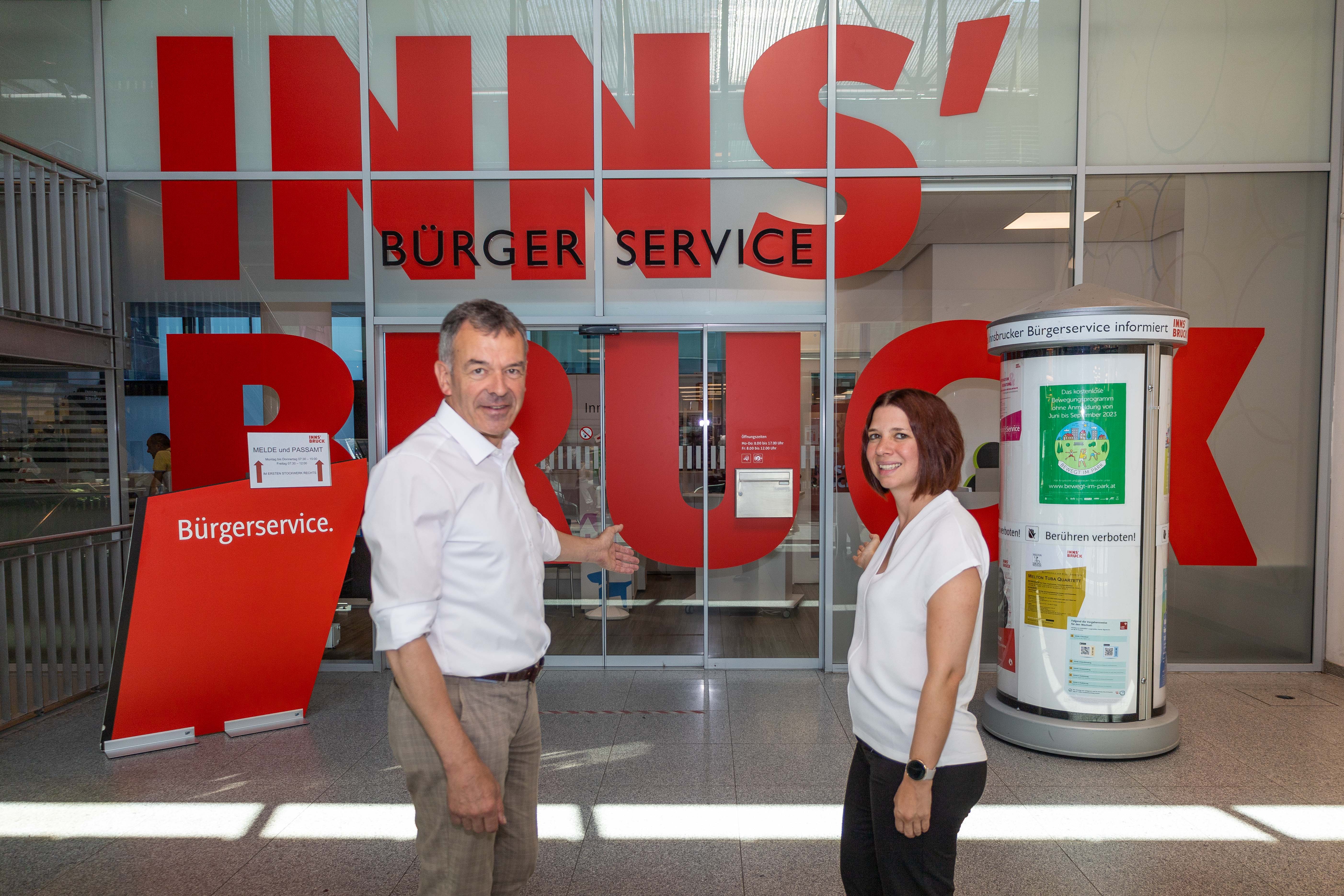 Bürgermeister Georg Willi und Sonja Lezuo laden Interessierte zur Teuerungsberatung im Bürgerservice ein.